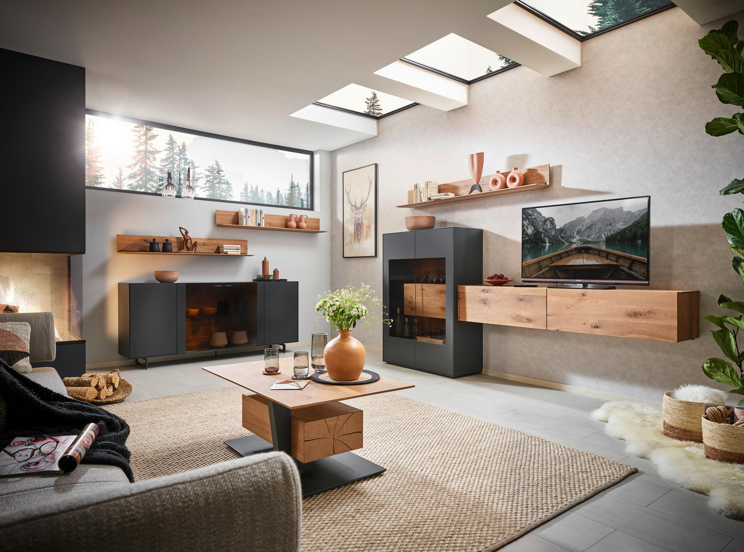 Modernes Wohnzimmer mit einer Wohnwand, einem Couchtisch und einem Sideboard in dunkelgrau und holzfarben