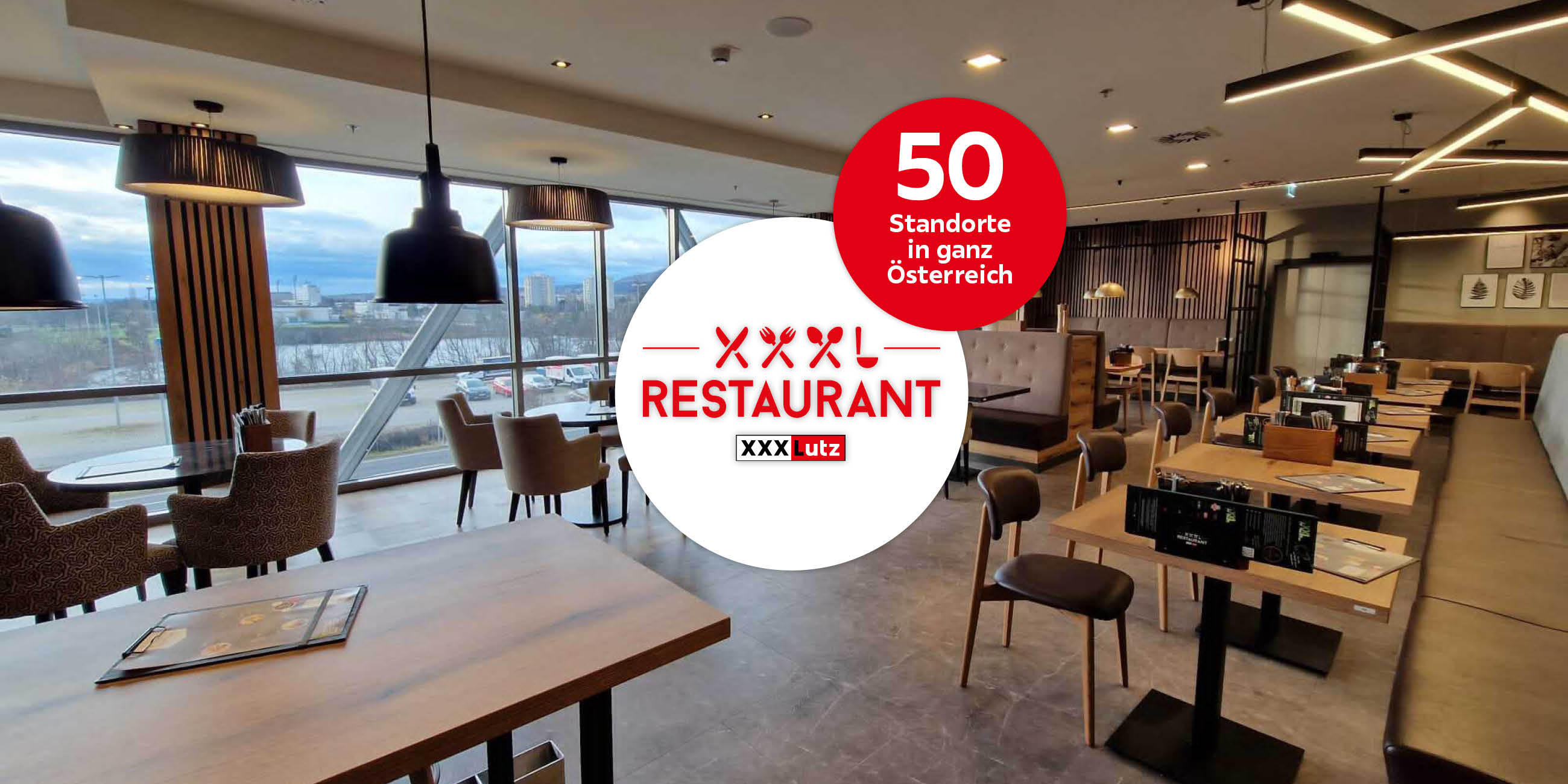 Restaurant-Innenraum mit Fensterfront, Logo „XXXL RESTAURANT“ und Hinweis „50 Standorte in ganz Österreich“