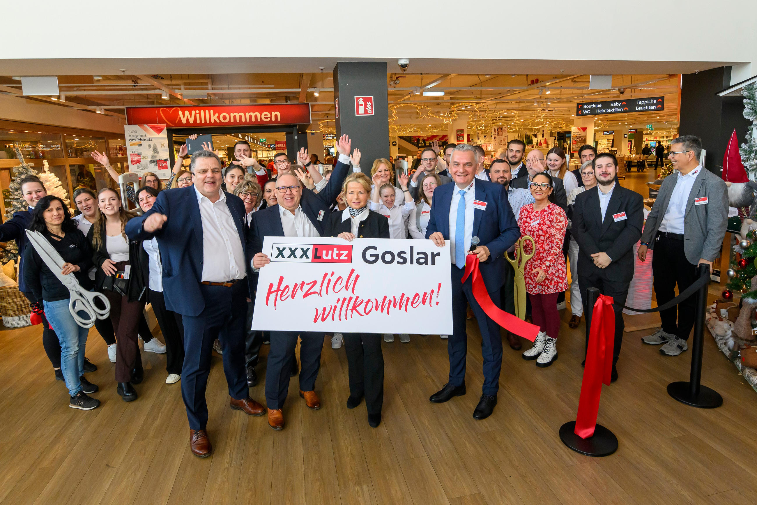 Große Neueröffnung: Oberbürgermeisterin Urte Schwerdtner gibt Startschuss für den neuen XXXLutz Schulenburg in Goslar - XXXLUTZ