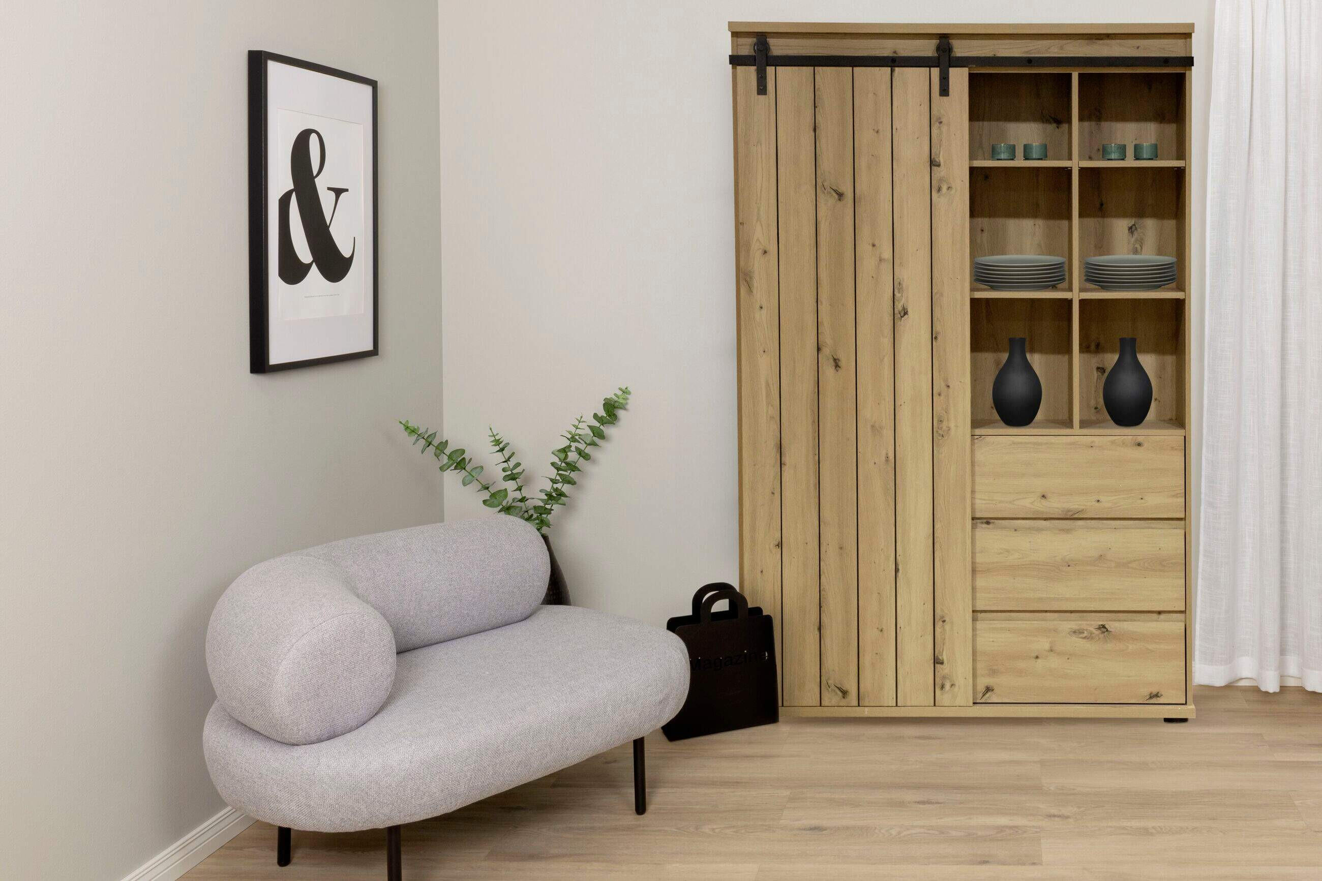 Hoher Wohnzimmerschrank