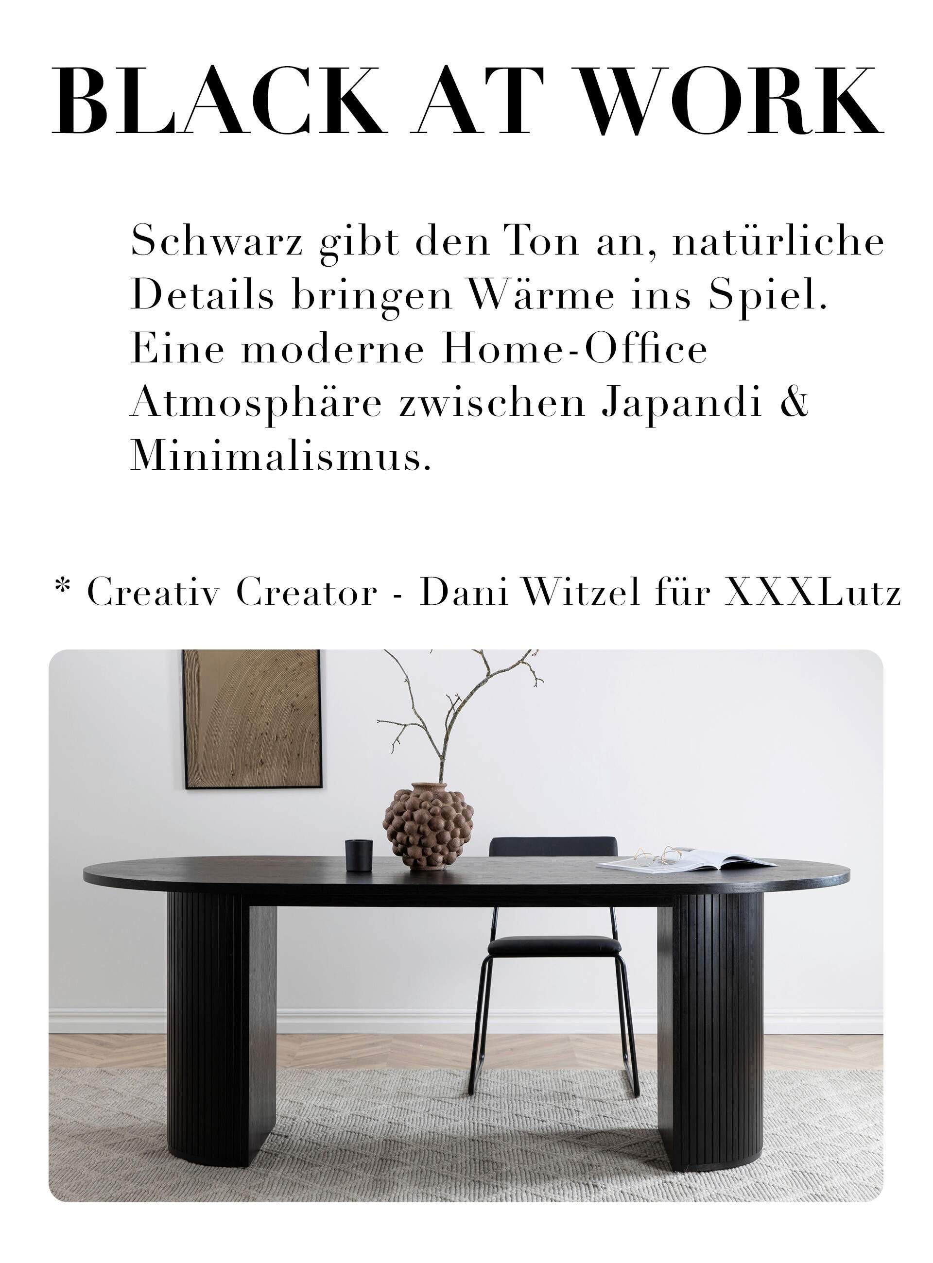 Black at Work. Schwarz gibt den Ton an, natürliche Details bringen Wärme ins Spiel. Eine moderne Home-Office Atmosphäre zwischen Japandi & Minimalismus. Creative Creator - Dani Witzel für XXXLutz