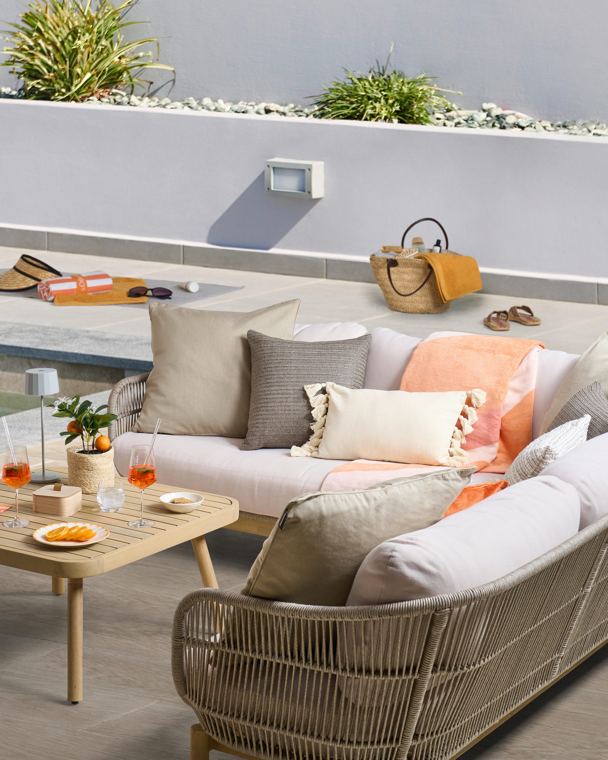 Gartenlounge mit Tisch