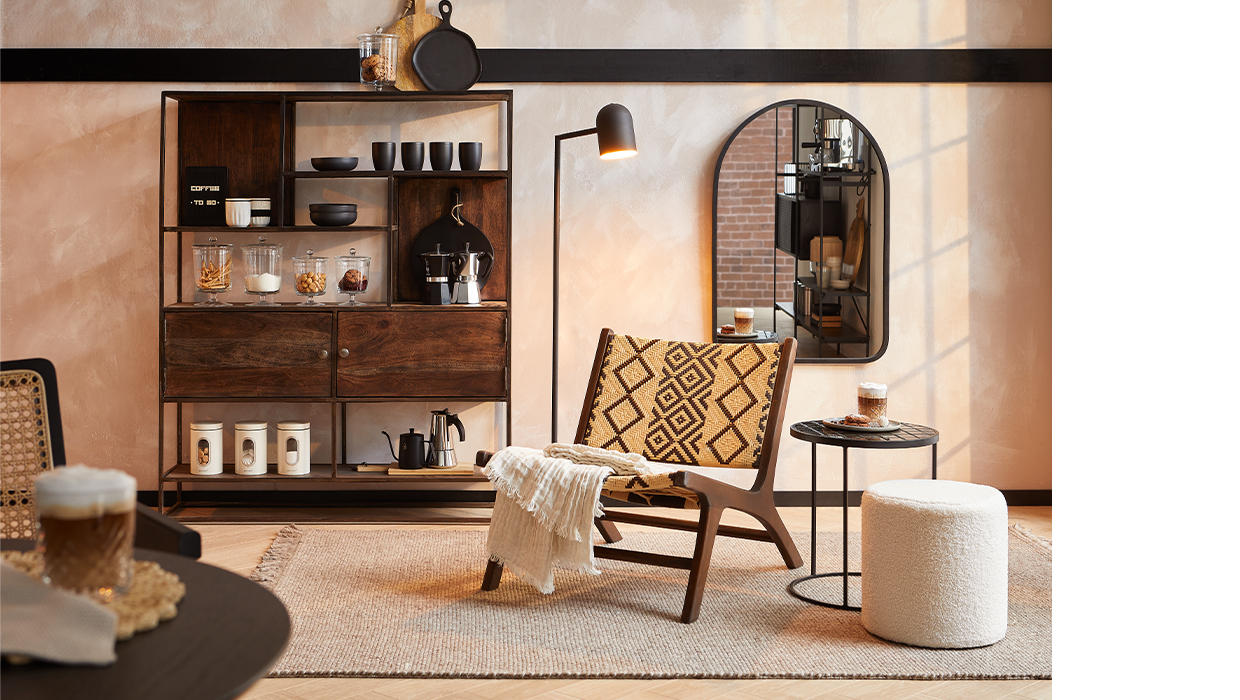 Domáca kaviareň - vybavenie, moka konvičky, transparentné dózy, kreslo, stojacia lampa, odkladací stolík s napenenou kávou, zrkadlo s čiernym rámom, biela taburetka