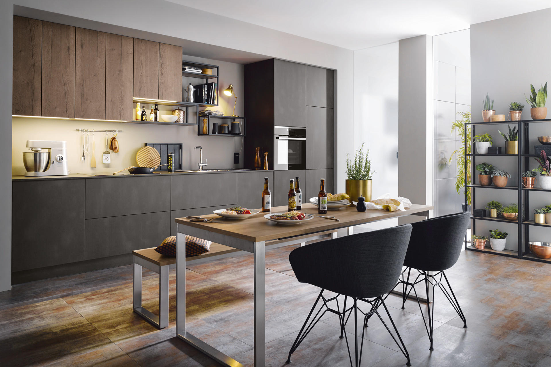 Dunkle Küche in Grau und mit Holz