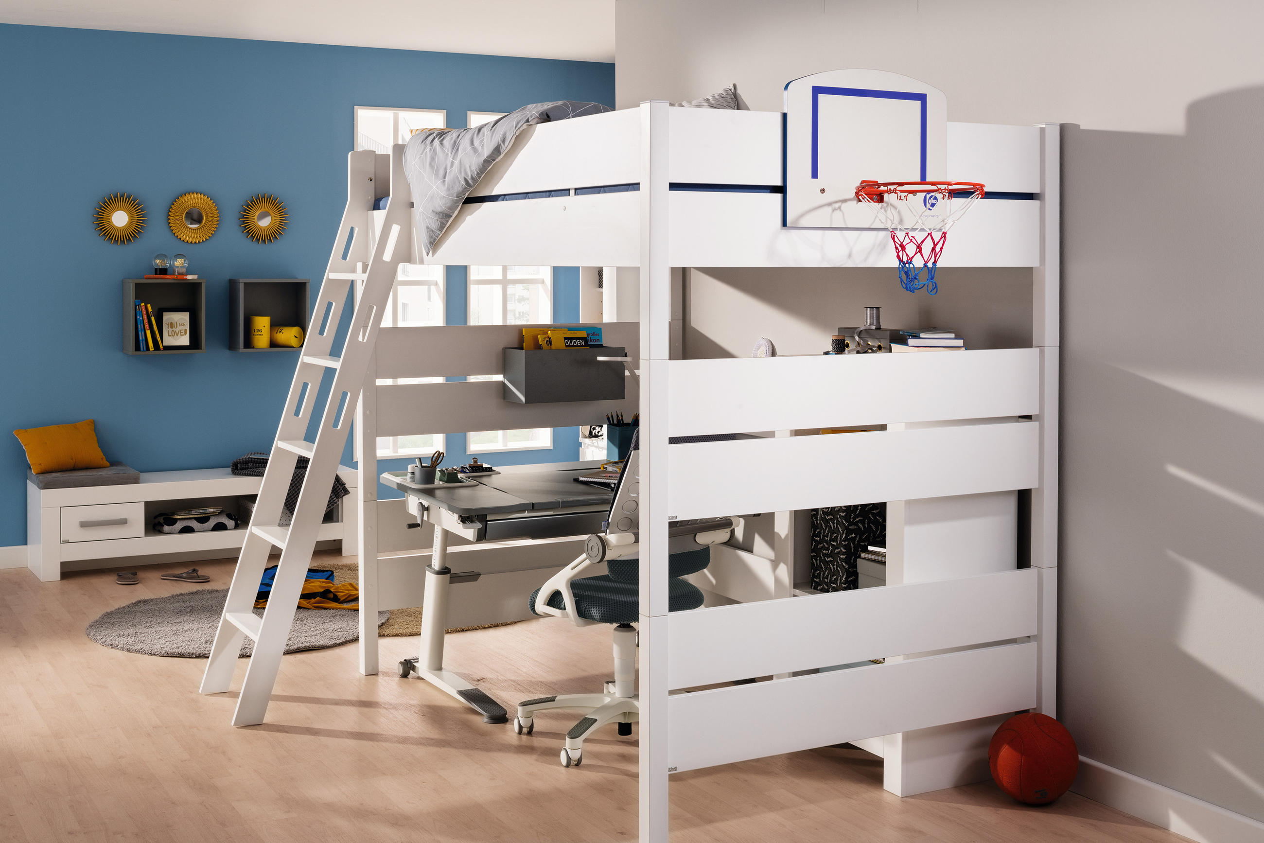 Stockbett in weiß mit Basketballkorb