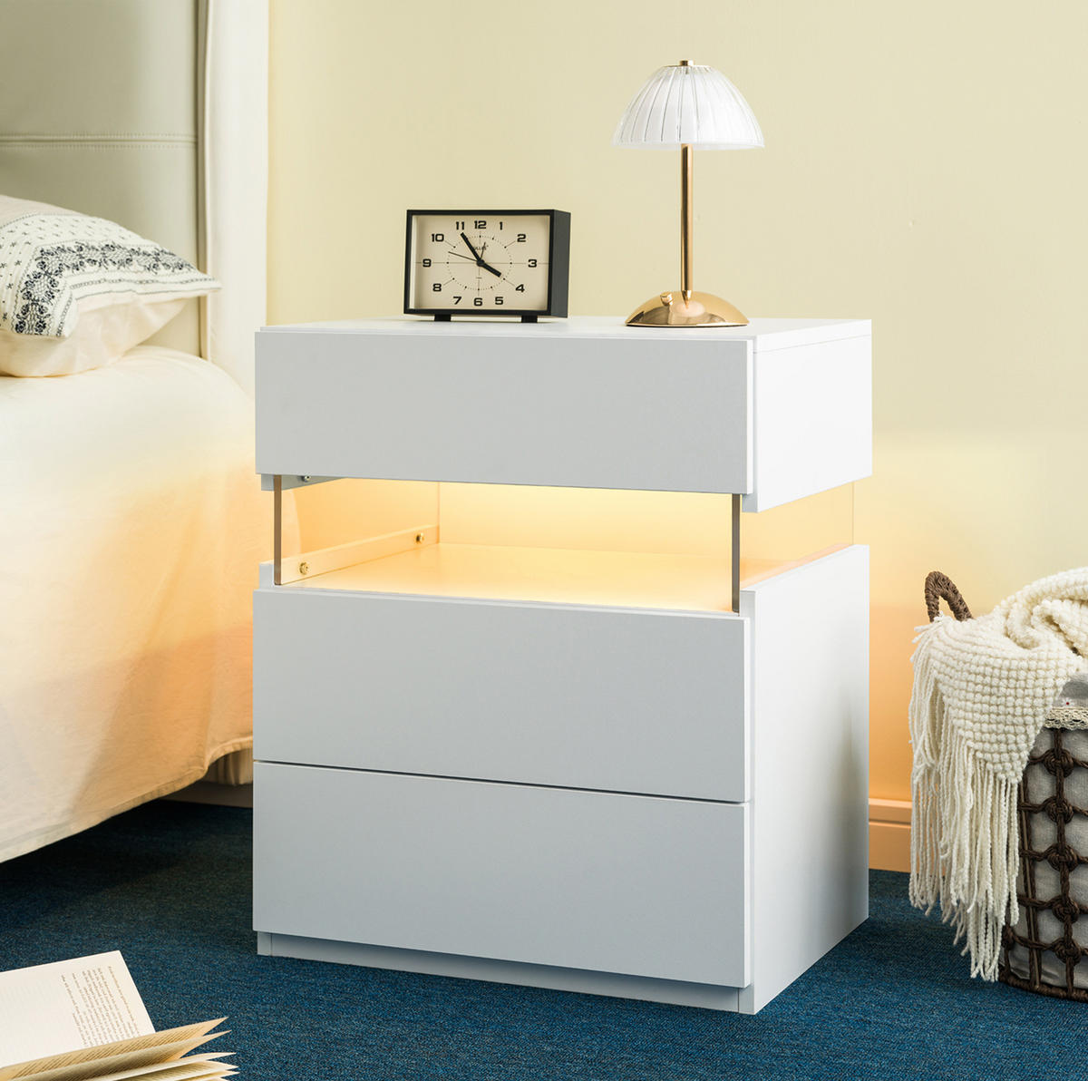 NACHTTISCH 48/38/61 cm Weiß aus Holzwerkstoff mit 3 Schubladen und LED-Beleuchtung - Weiß, Holzwerkstoff (38/61/48cm) - OKWISH