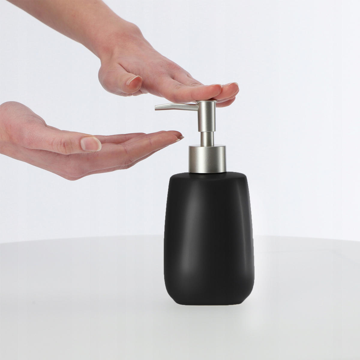 SEIFENSPENDER mit Pumpe 400 ml, schwarz - Schwarz, Keramik (8/17.5/8cm) - KADAX