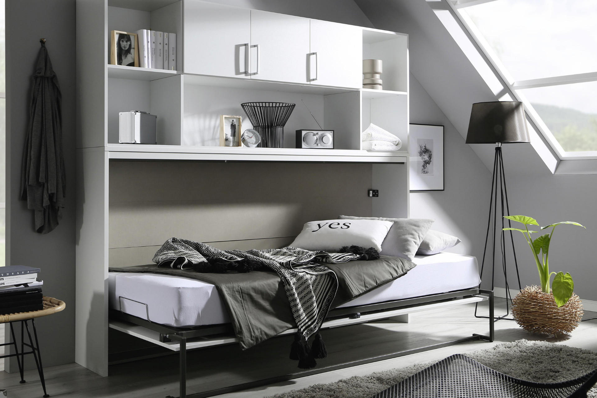 Praktisches Klappbett in Weiss