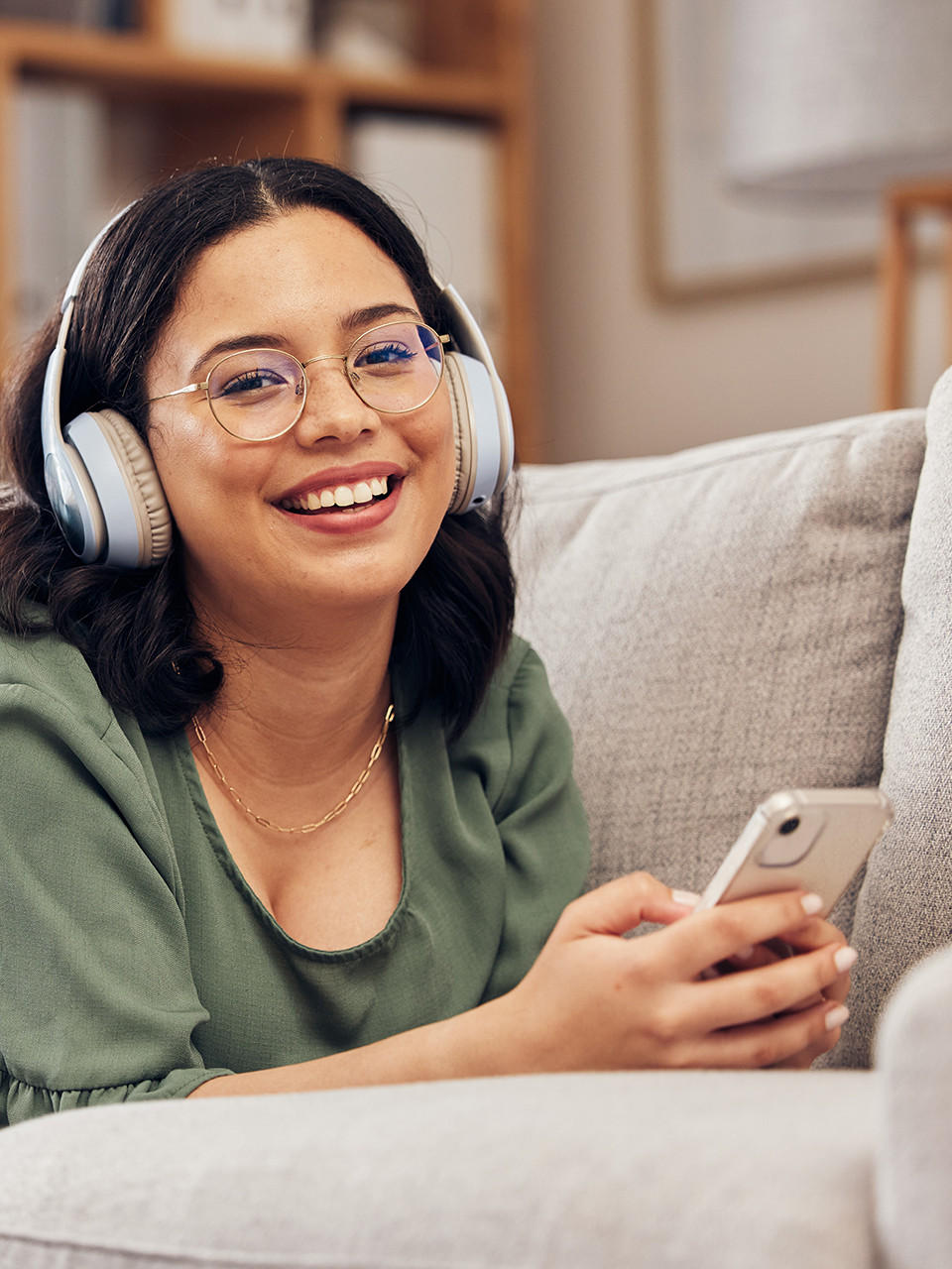 Mädchen hört Podcast auf ihrem Bett