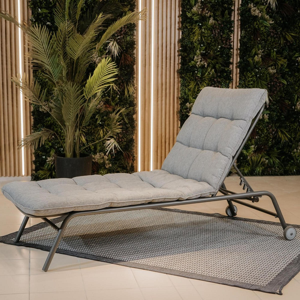 ȘEZLONG pentru grădină VIBE cu roți - negru/gri, compozit lemnos (65/22/181cm) - RAUMHIRSCH FURNITURE