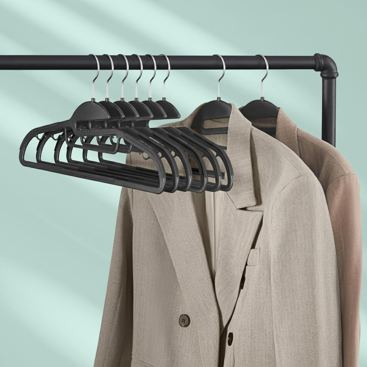 VEŠIAK na šaty - čierna, kov/plast (0.5cm) - Relaxdays