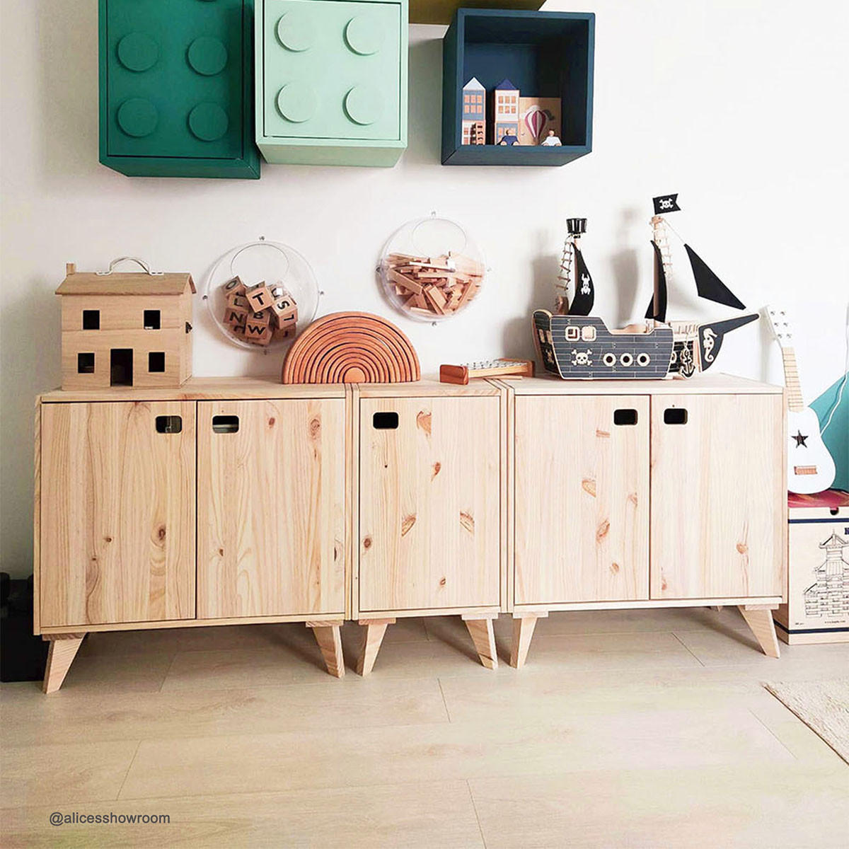 KOMMODE aus massiver Kiefer mit einer Tür und einem höhenverstellbaren Einlegeboden - L37 x H53,5 cm - Apfelbaumfarben, Holz (37.3/53.5/37.3cm) - Calicosy