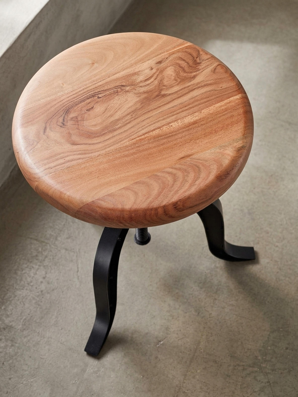 DREHHOCKER – Akazie Massivholz/Eisen, höhenverstellbar, Industrial-Stil - Schwarz/Braun, Holz/Metall (39/48/39cm) - KADIMA DESIGN