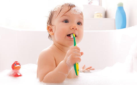 Babys erstes Bad richtig vorbereiten