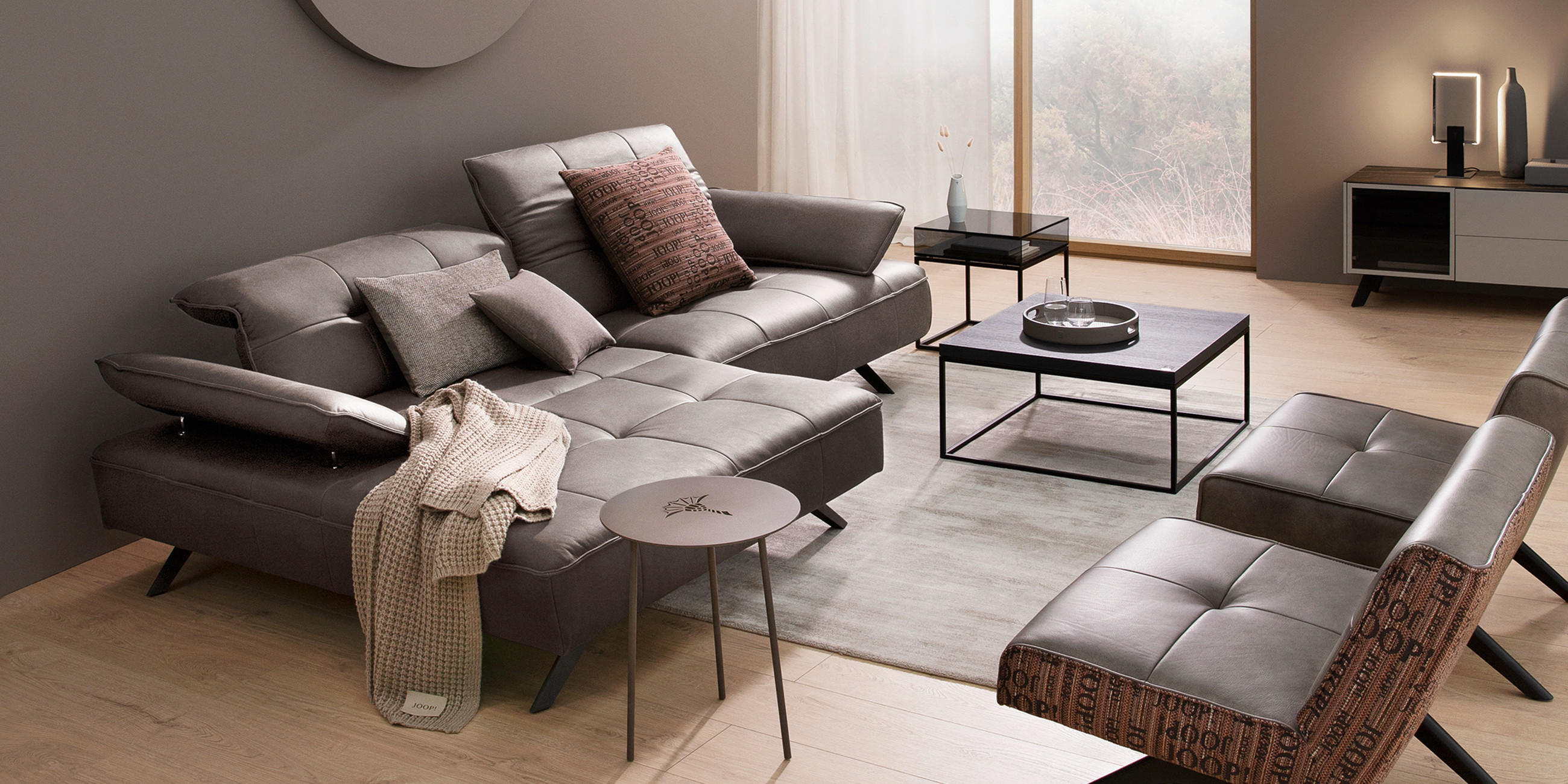 Stilvolles Wohnzimmer mit Möbeln und Textilien der Marke JOOP! Living.