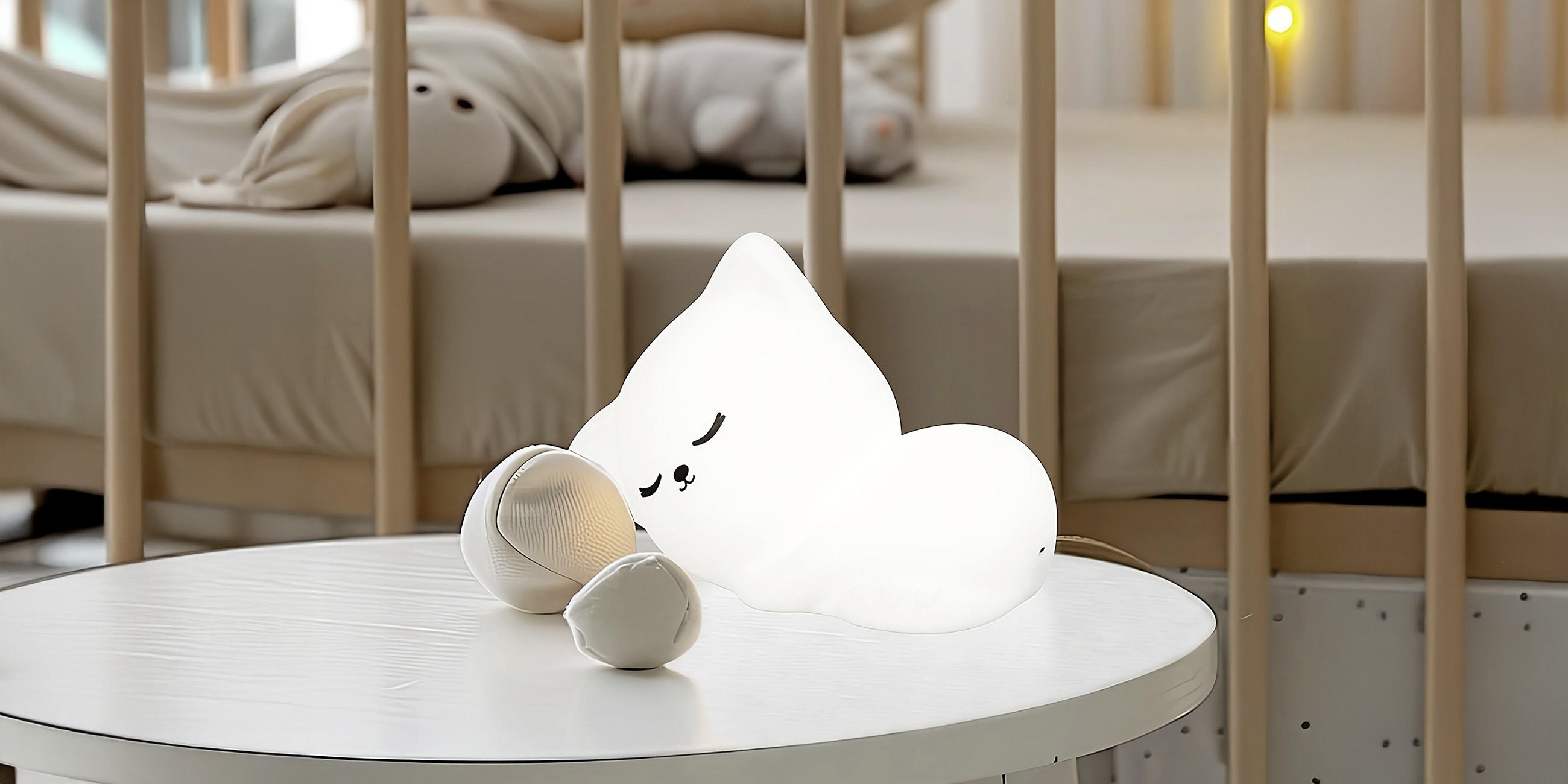 Kinderzimmer mit behaglichem Licht auf kleinem Beistelltisch.