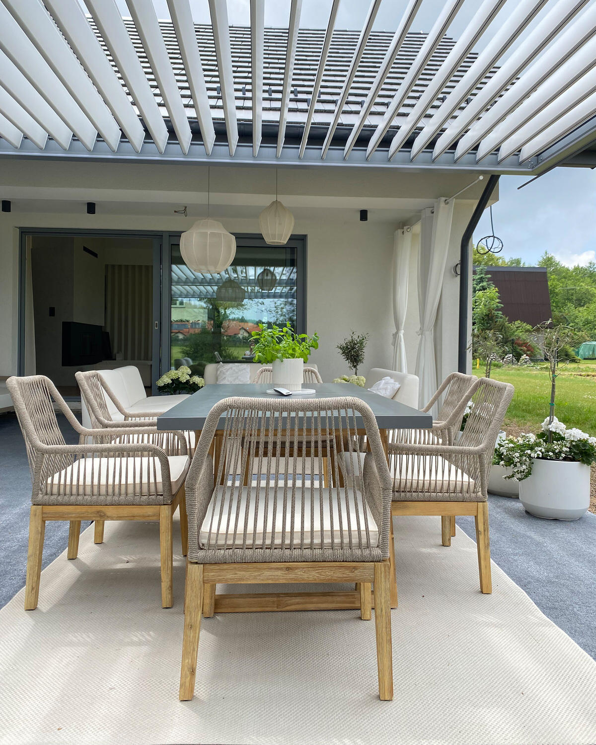 GARTENSTUHL 2er-SET beige/heller Holzfarbton Auflagen cremeweiß Olbia - Beige, Kunststoff (64/89/71cm) - Beliani