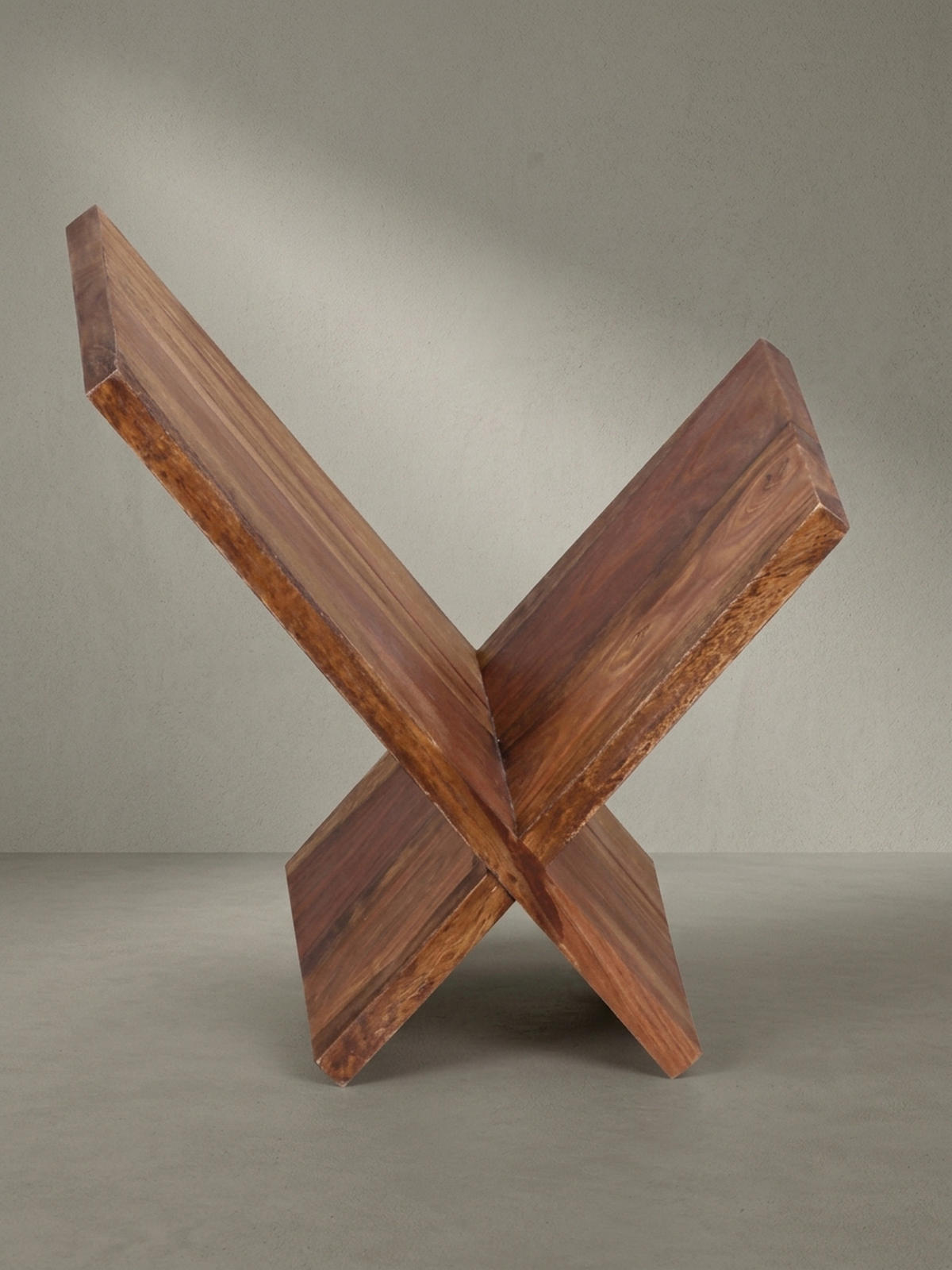 ZEITUNGSSTÄNDER Massivholz Handgefertigt X-Form, Braun 29x28x31 cm - Braun, Holz (29/31/28cm) - KADIMA DESIGN