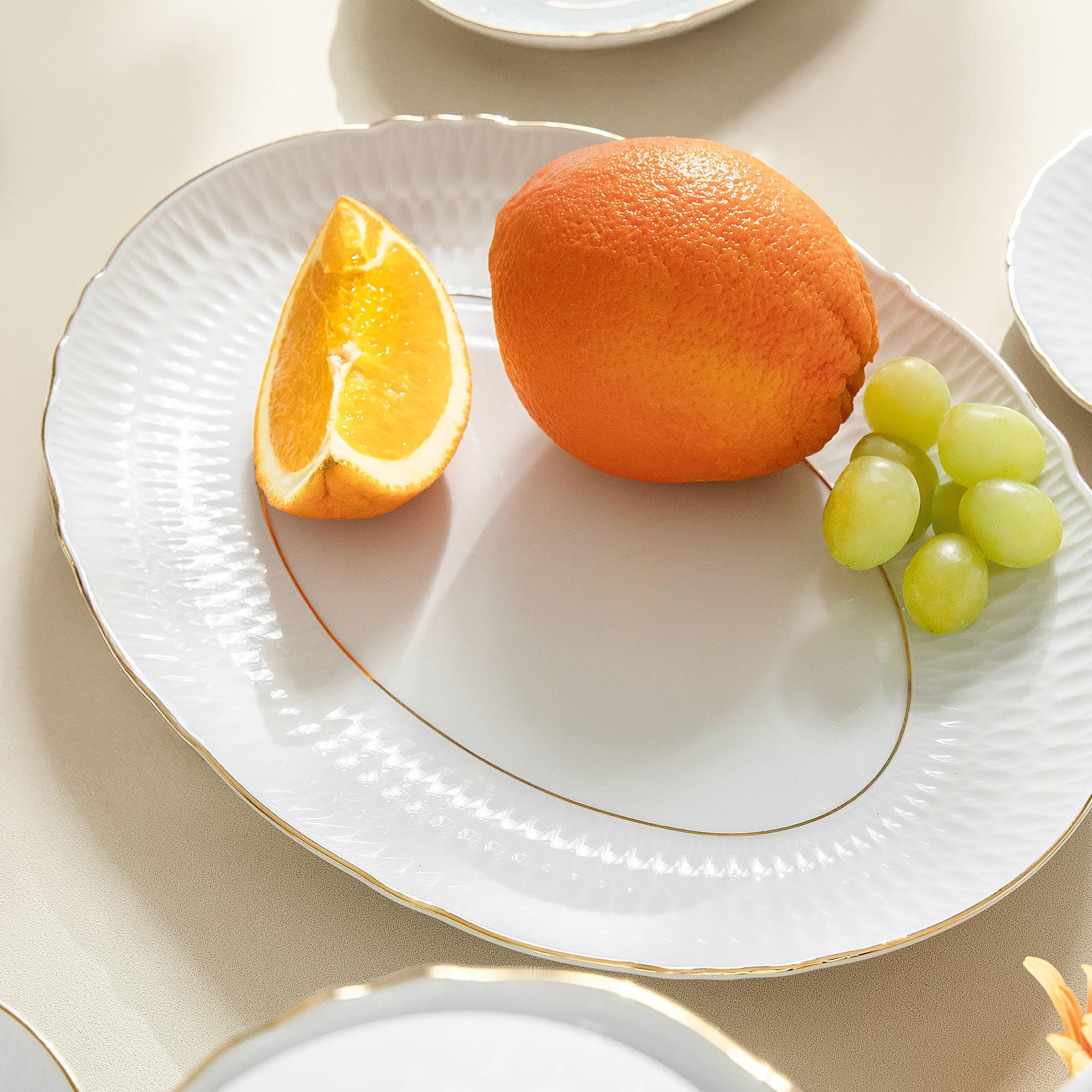 SERVIERPLATTE CMIELOW SOFIA GOLDRAND aus Porzellan - Weiß, Keramik (34/2/34cm) - KONSIMO®