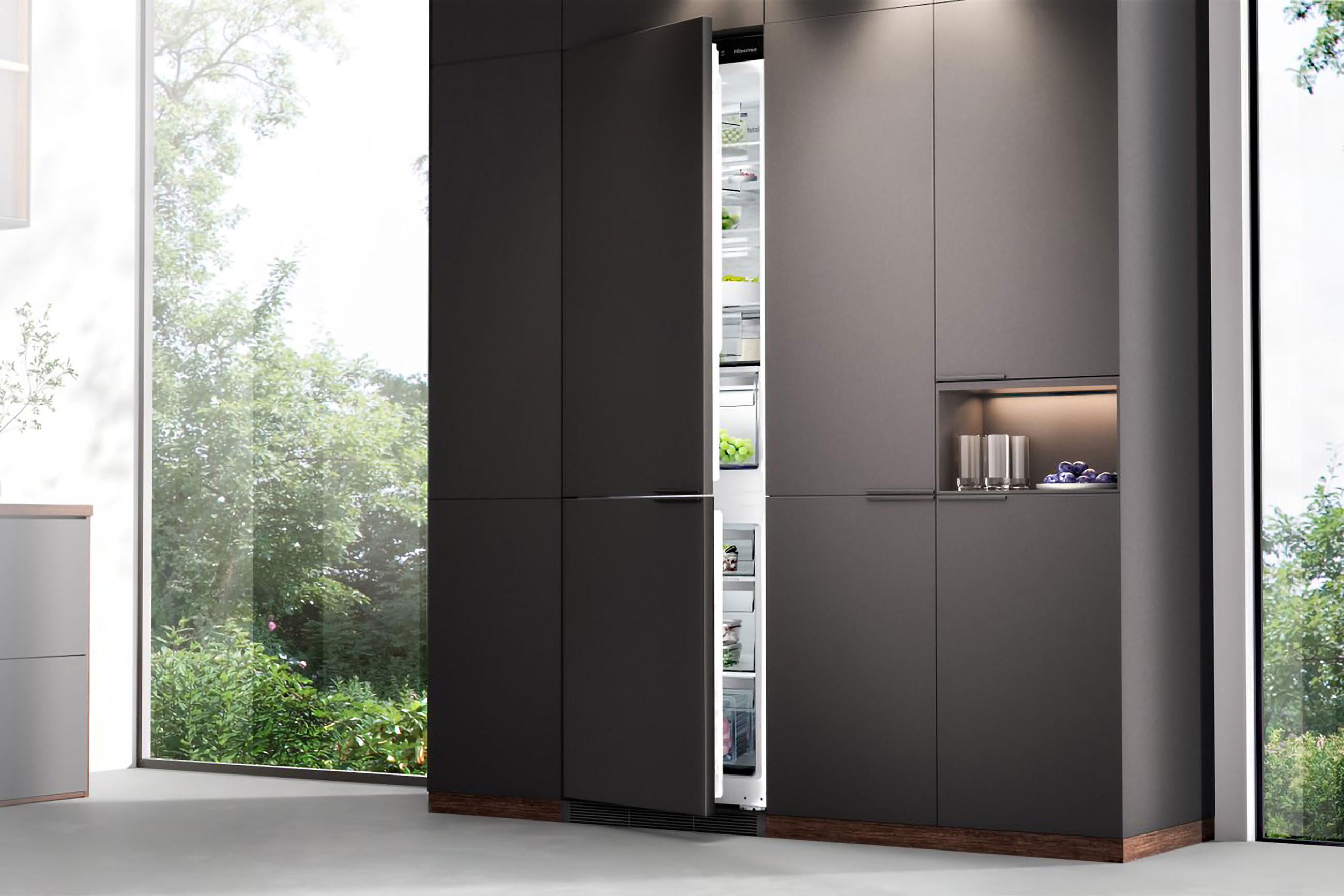 Leicht geöffnete Kühl- und Gefrierkombination von HISENSE in einer moderner Design-Küche, zeigt den großen Stauraum im Innenleben.