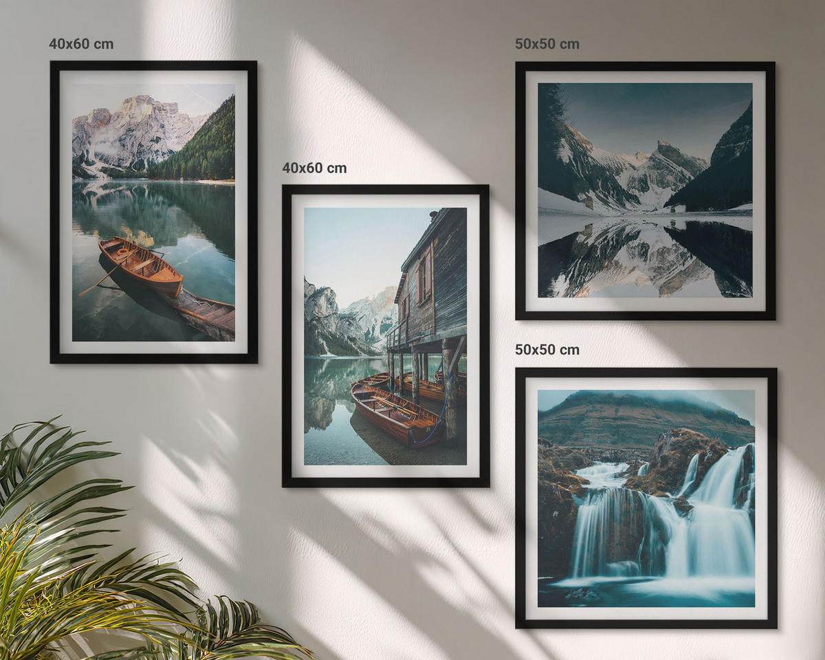 BILDER SET 4er Set - 50x50 cm & 40x60 cm Schwarzer Rahmen - Spiegelung der Boote auf Bergseen - Schwarz, Kunststoff (50/50cm) - TULUP