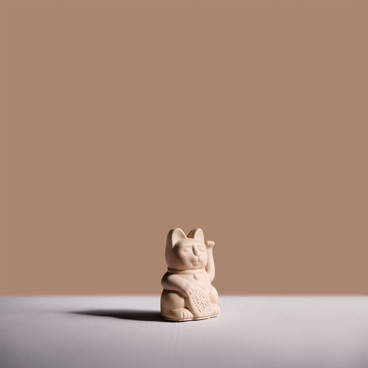WINKEKATZE Lucky Cat Mini Maneki Neko, Kunststoff, Ocker, 9.8 cm - Braun, Kunststoff (5.2/9.8/6.7cm) - Donkey Products
