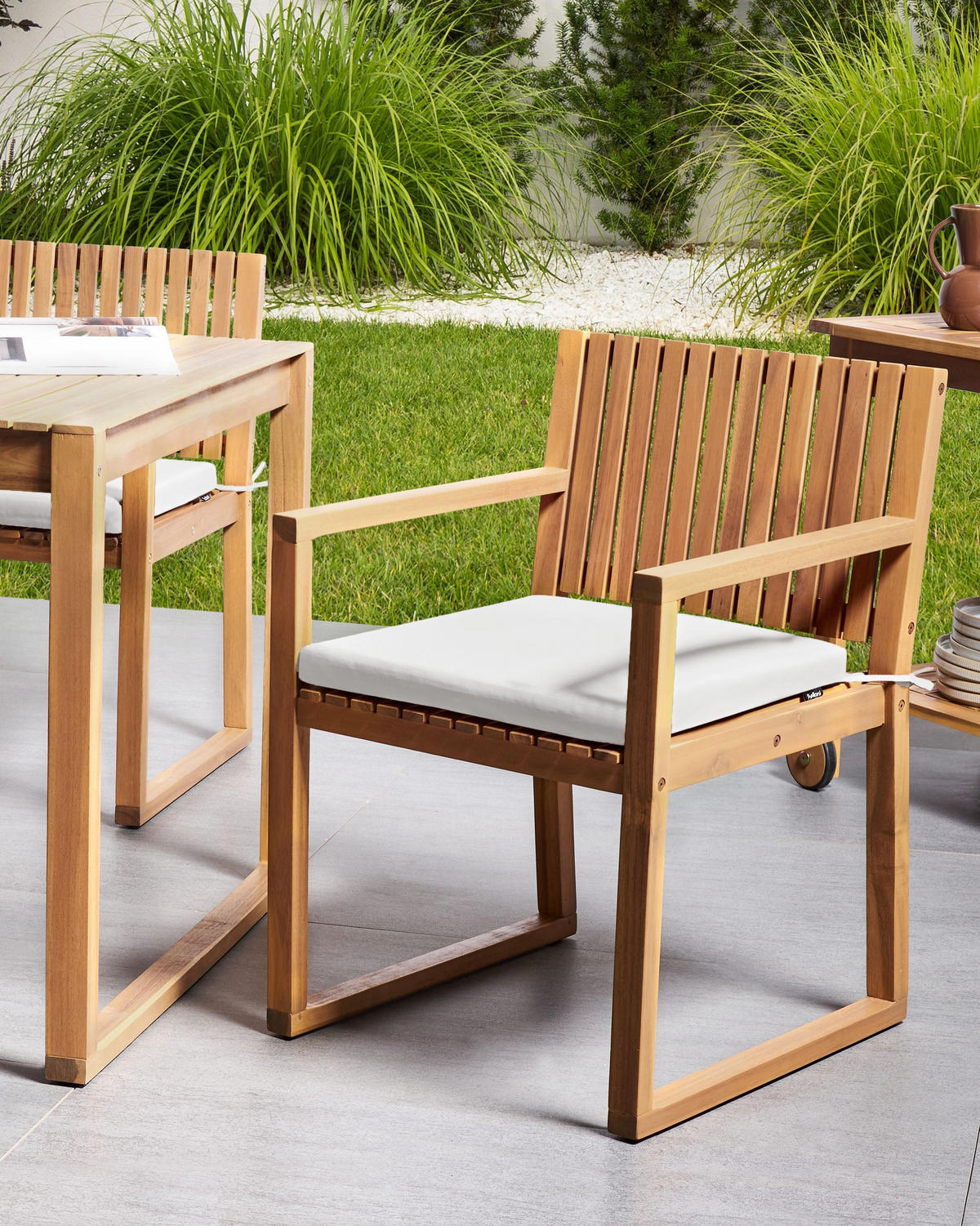 GARTENSTUHL 2er-Set und Sitzkissen zertifiziertes Akazienholz Cremeweiß Sassari II Premium - Hellbraun, Holz (54/80/59cm) - Beliani