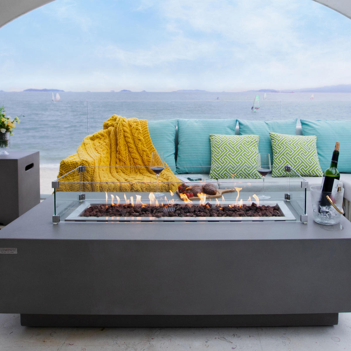 FEUERTISCH Granville Gasfeuerstelle aus GF-Beton - 4-tlg. Set inkl. Glasumrandung, Brennerabdeckung und Gasflaschen-Abdeckung - Hellgrau, Naturmaterialien (70/43/152cm) - Elementi