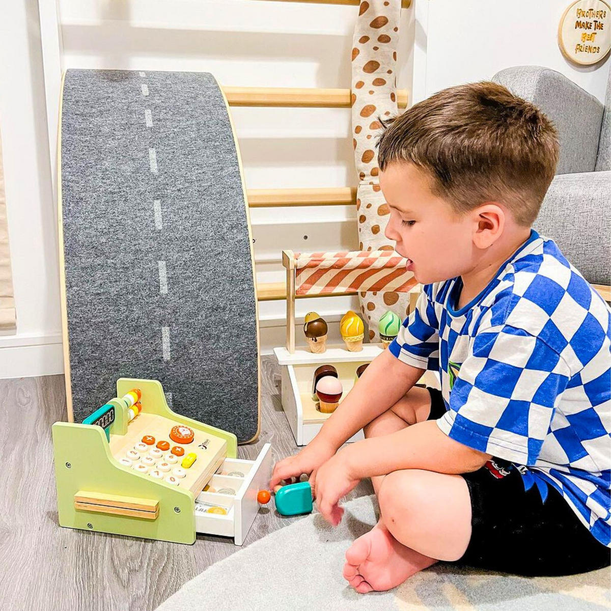 BALANCIERBRETT mit Filz für Kinder 80x30cm, Natur Balance Board, Autobahn Grau Melange - Graubraun, Holz (30/18/80cm) - MeowBaby
