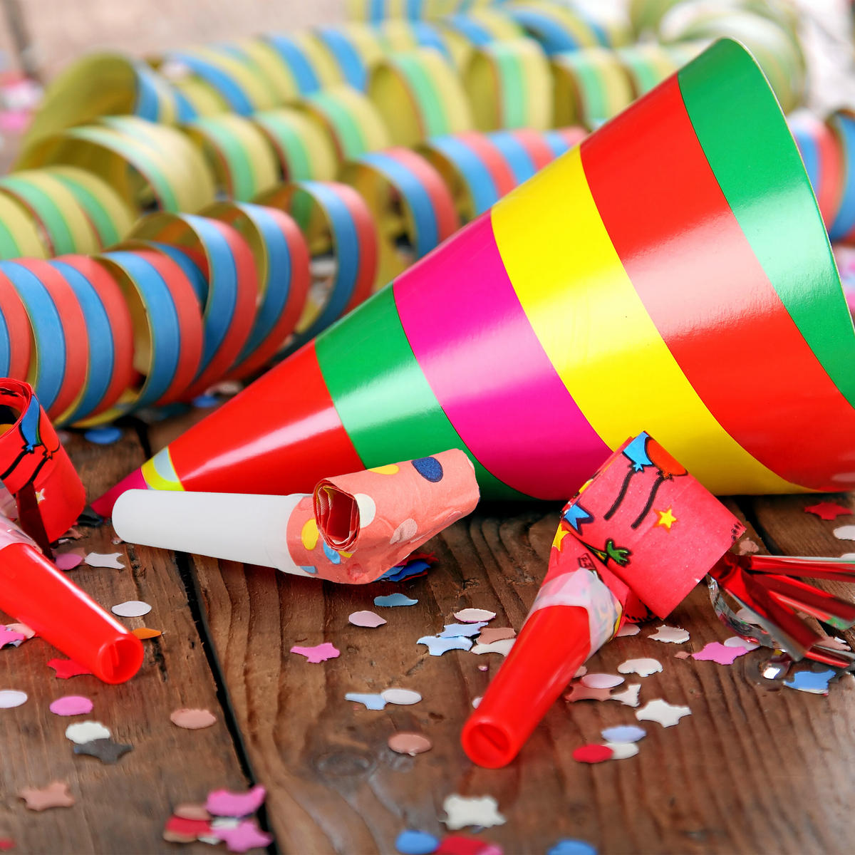200XPÁRTY trúbky - viacfarebná, plast/papier (3/1.5/9cm) - Relaxdays