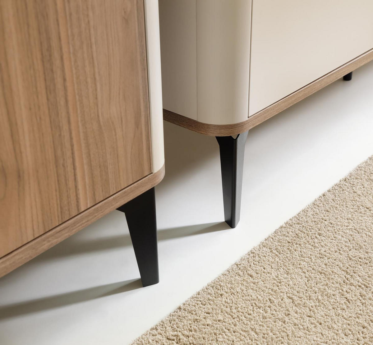 SIDEBOARD Aurena Kaschmir und Walnuss, Kommode mit 3 Schubladen und 3 Türen - Beige/Schwarz, Holzwerkstoff/Metall (180/81/40cm) - Bettso