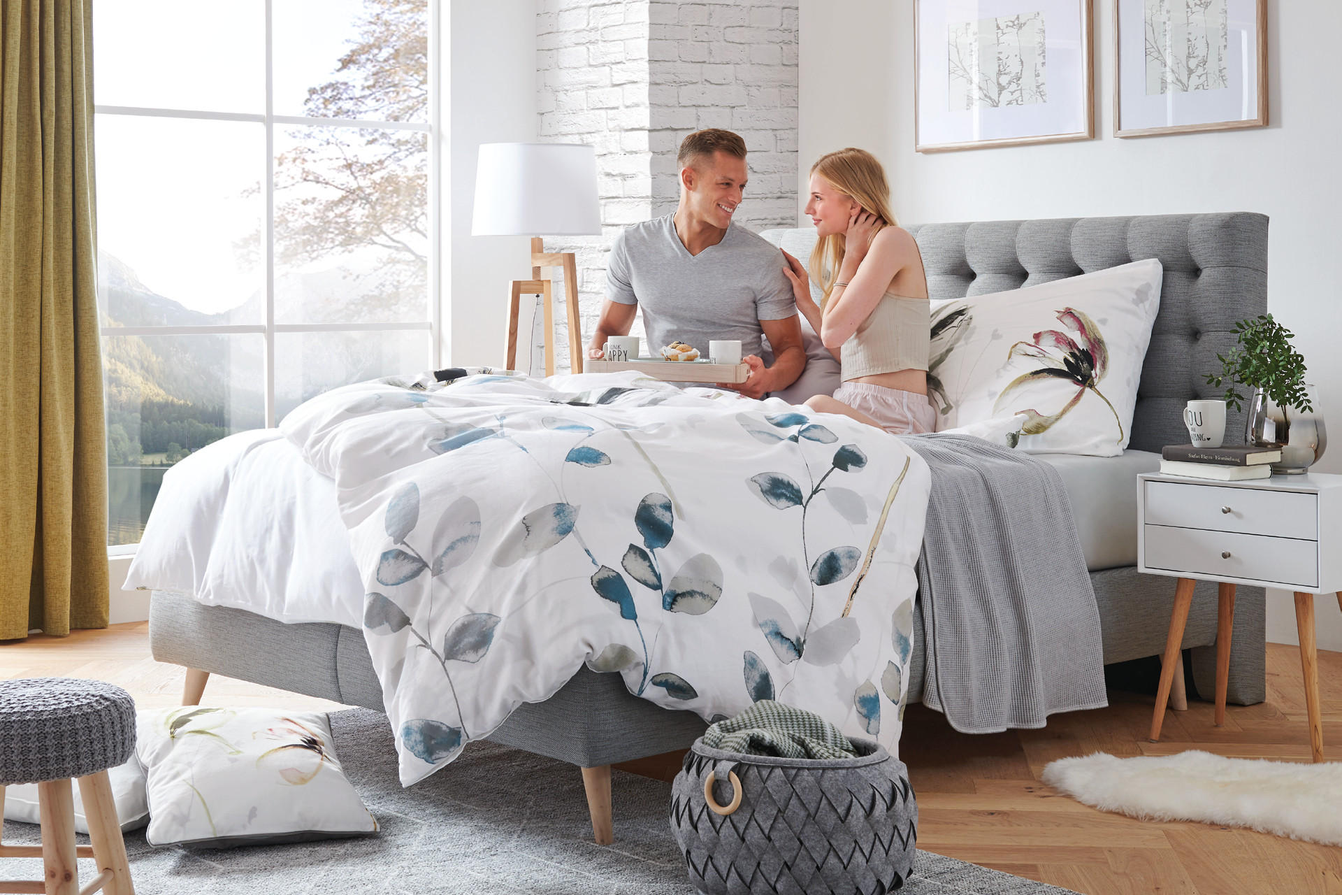 Snídaně v posteli boxspring - muž a žena