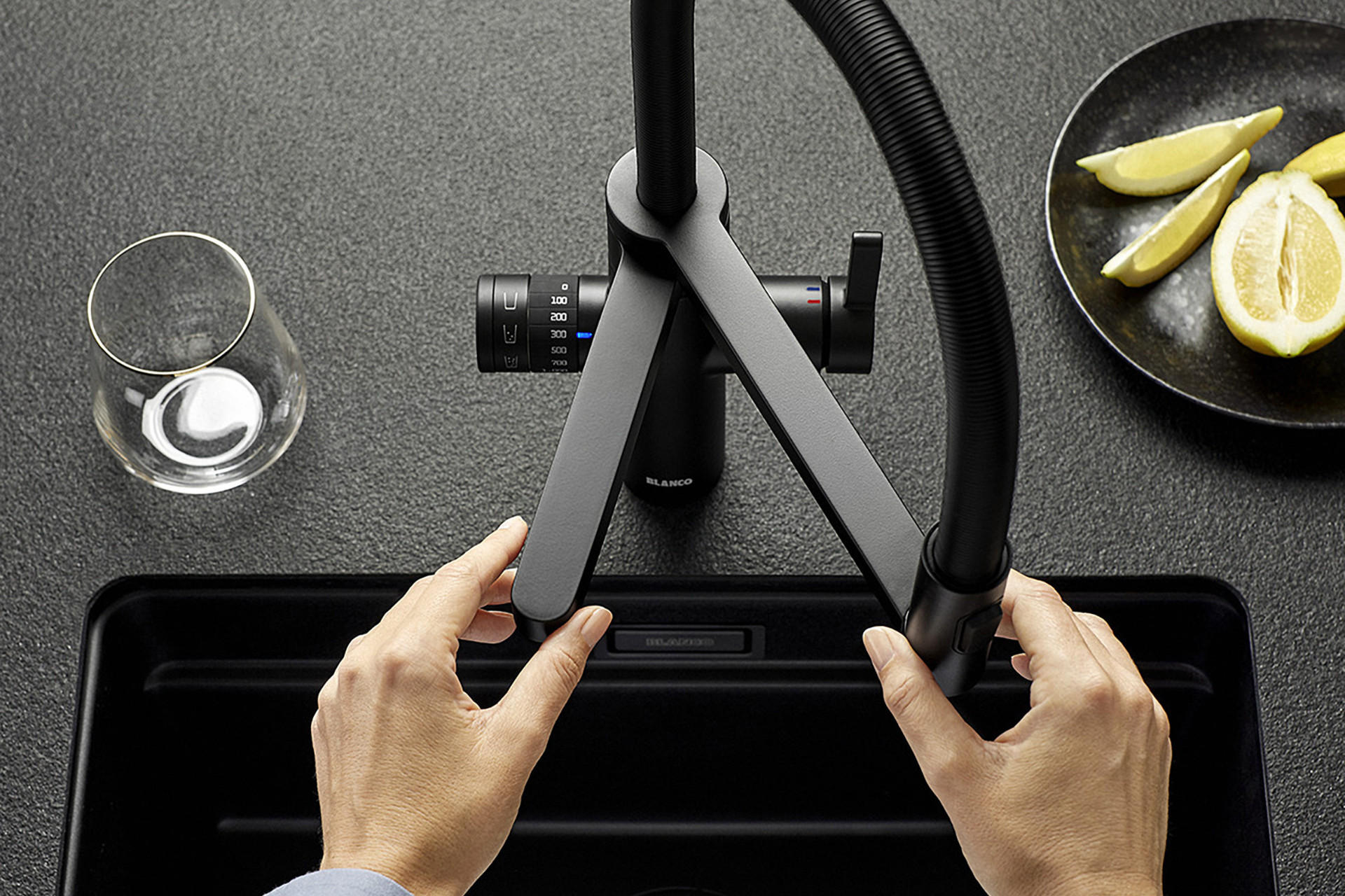 Schwarzer matter Wasserhahn mit getrenntem Ausfluss von Blanco