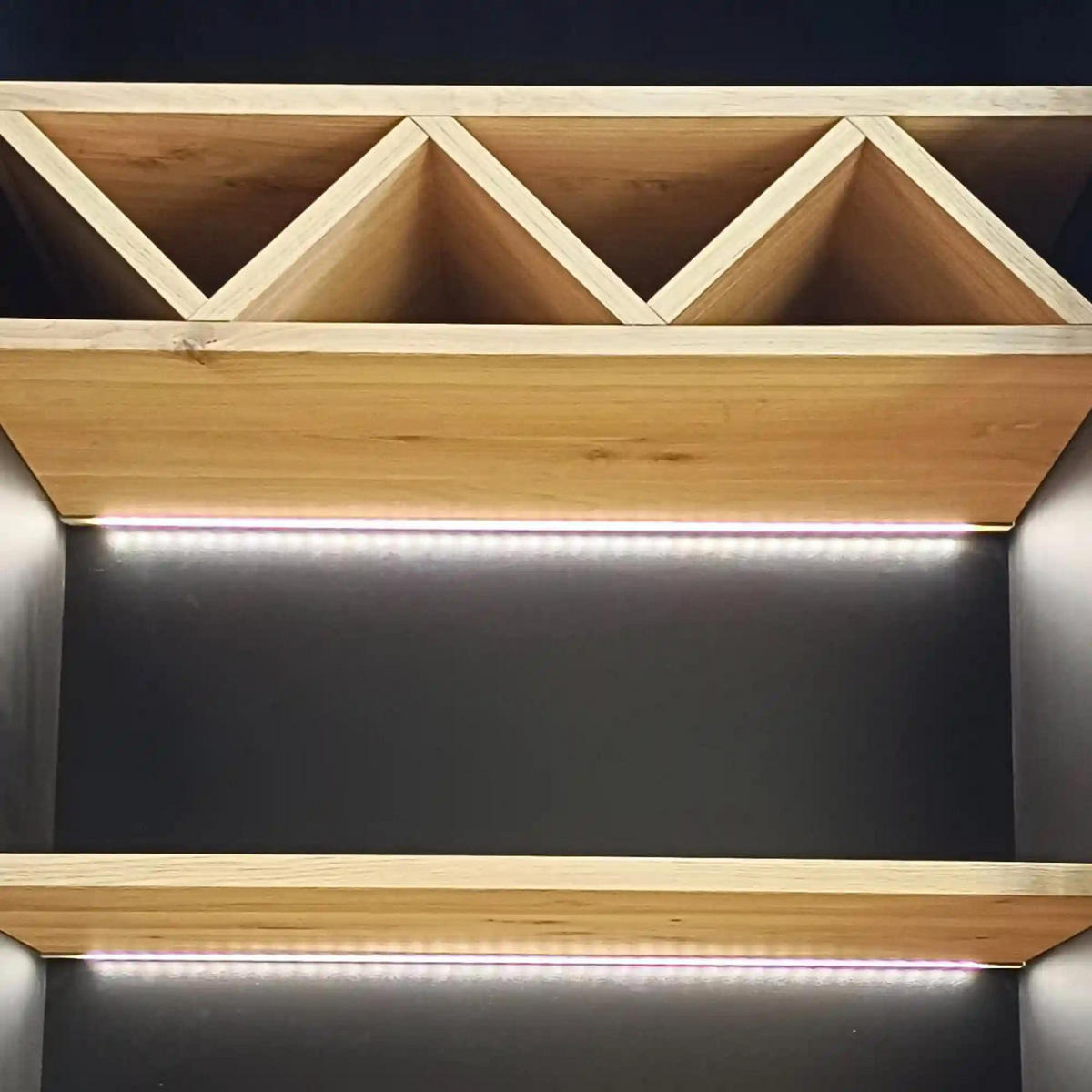 VITRINENSCHRANK aus Holz Bar Wein Schrank CARLA III mit LED-Beleuchtung - Eichefarben, Holz (100/200/45cm) - Rawood Furniture