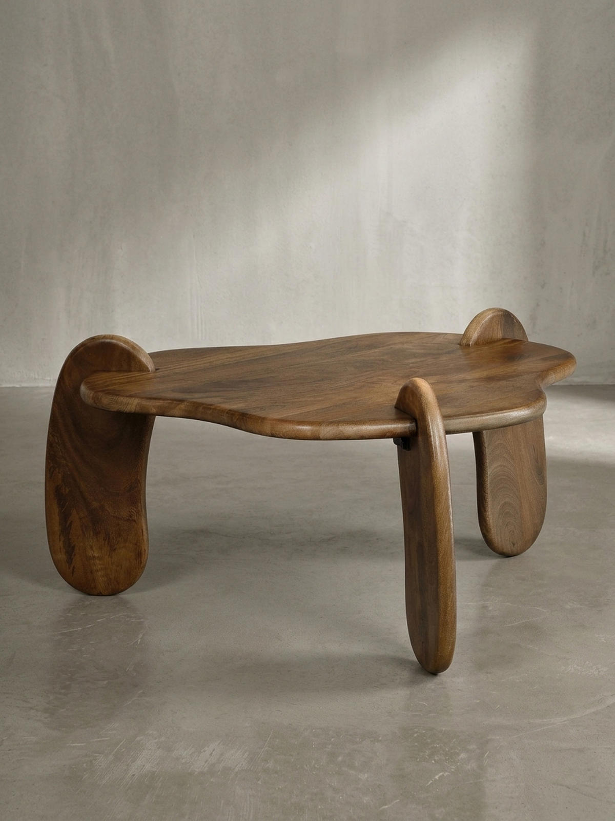 COUCHTISCH in Walnussfarbe aus Mangoholz Massiv, Niedriges Dreibein-Design, Organisch, 78x78x39.5cm - Braun, Holz (78/78/40cm) - KADIMA DESIGN