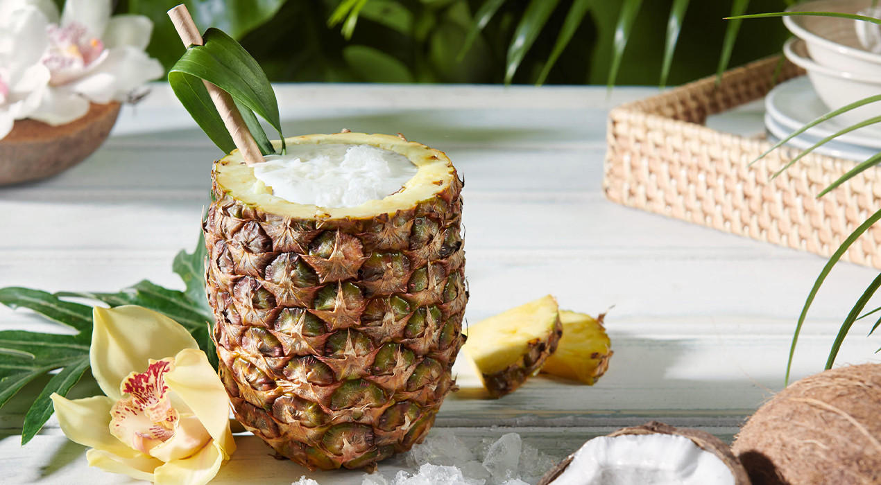 Cocktail in Ananas serviert
