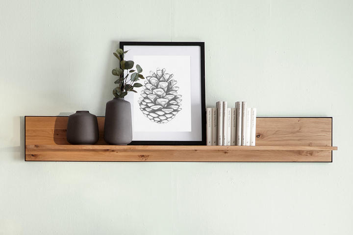 Polica na stenu s čiernym rámom, tmavosivé vázy, čierny rám na obraz, knihy