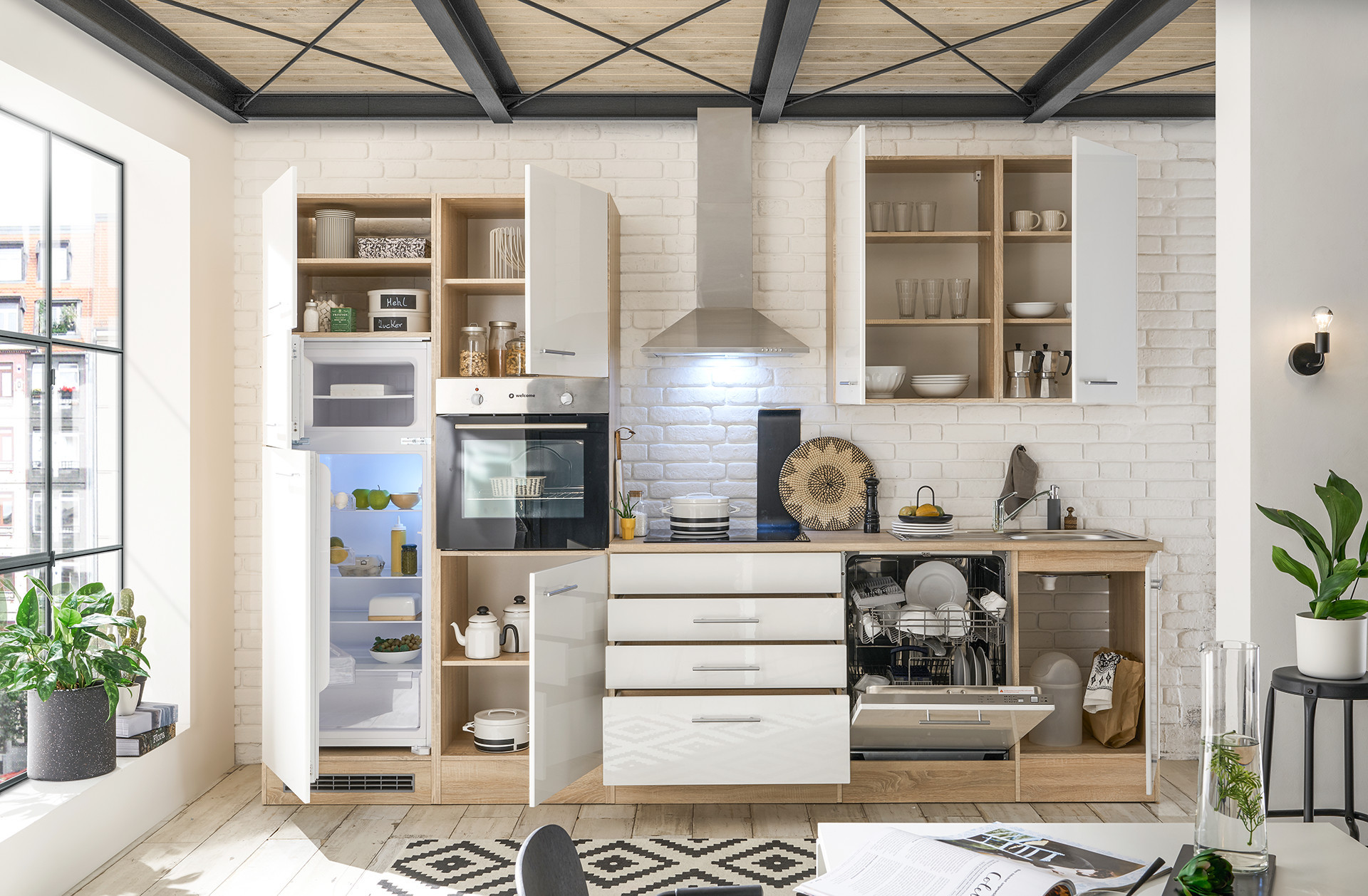 Kuchynská linka s bielymi skrinkami a zásuvkami, integrovaná umývačka riadu, vstavaná rúra, mraznička, chladnička