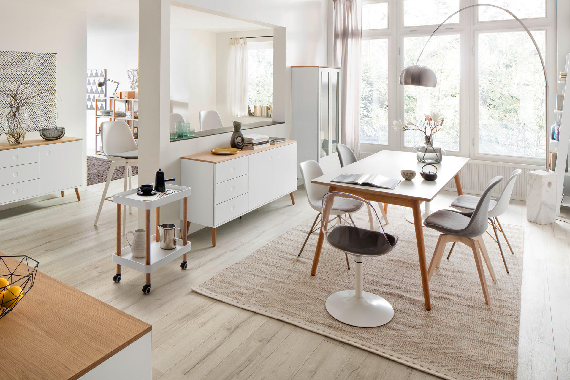 Biely nábytok do jedálne, drevený jedálenský stôl, stoličky, pojazdný odkladací stolík, biela komoda na nožičkách, minimalistický scandi dizajn