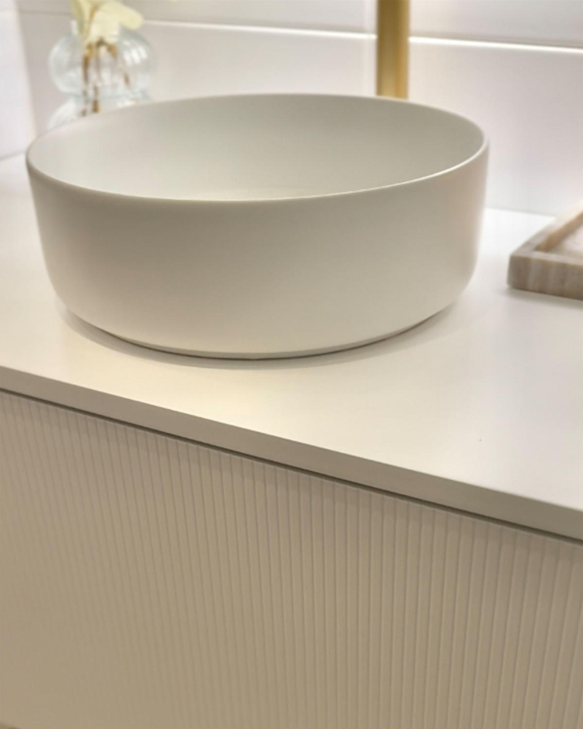 UMYVADLO NA DESKU Krémově bílé 36 cm Keramika Calig - bílá/krémová, keramika (36/12/36cm) - Beliani