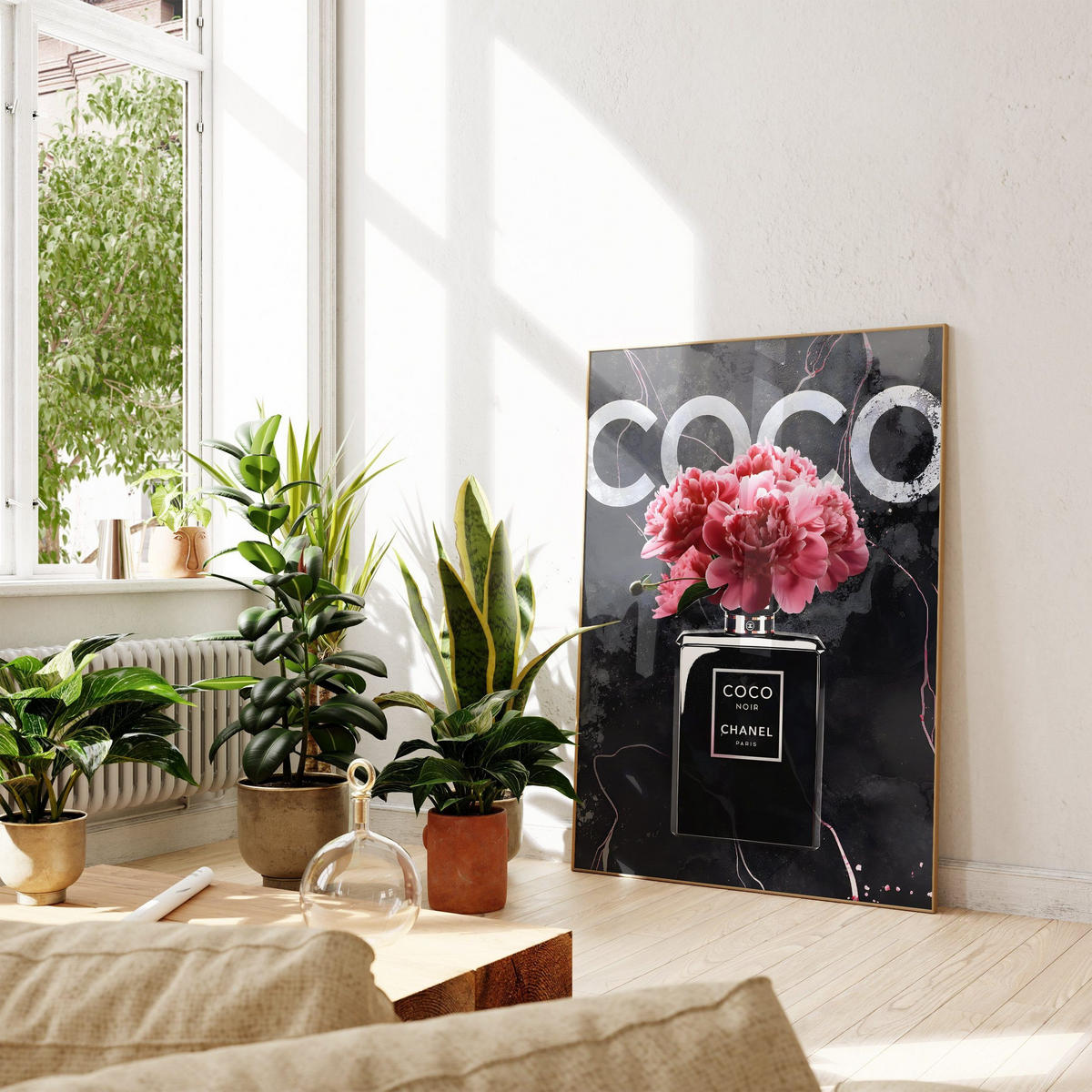 POSTER Coco Noir – Elegantes Parfüm-Flakon mit Pfingstrosen - ohne Rahmen - Schwarz/Rosa, Naturmaterialien (50/70/0.1cm) - Justgoodmood