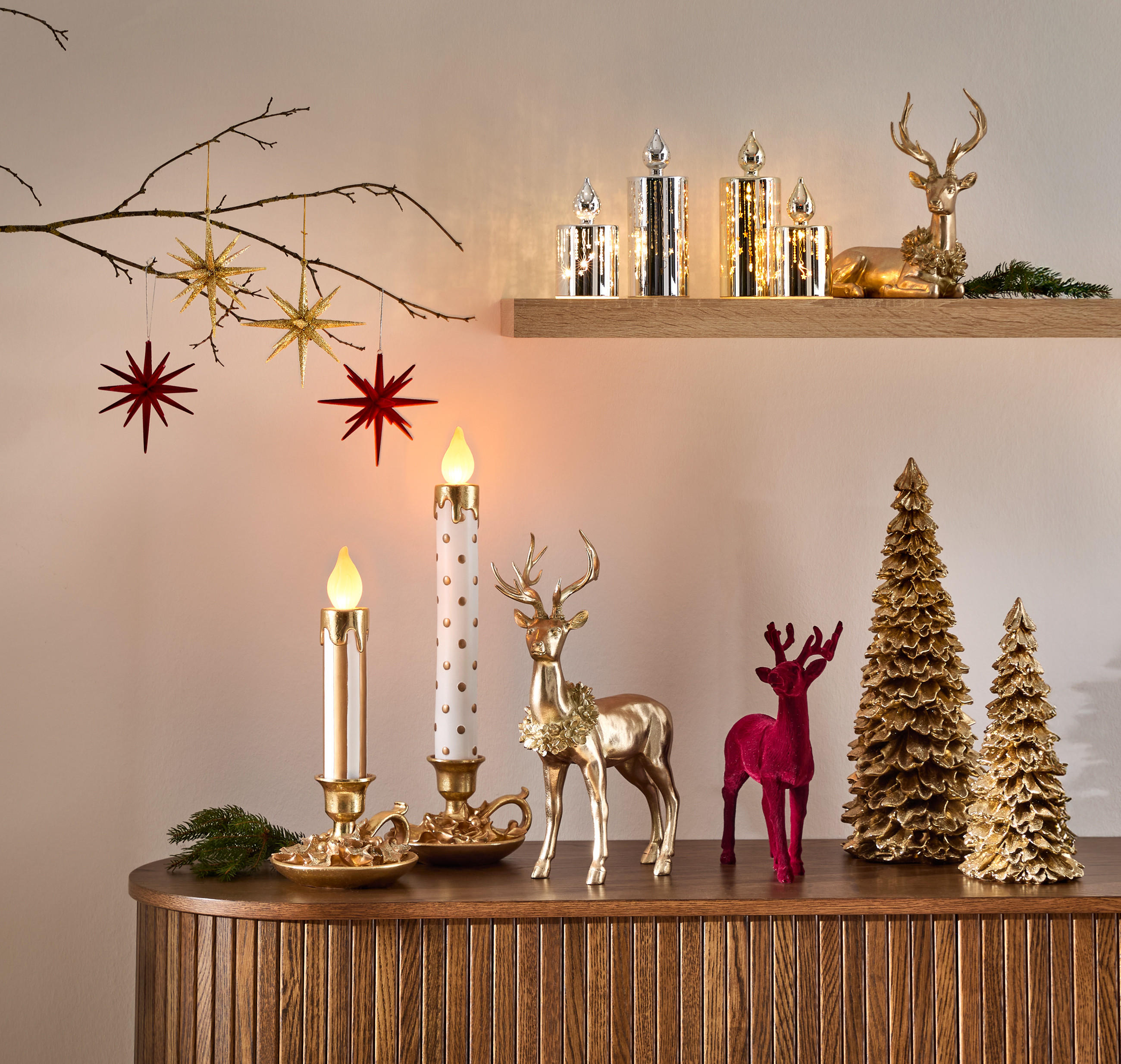 Kommode mit Weihnachtsdekoration 