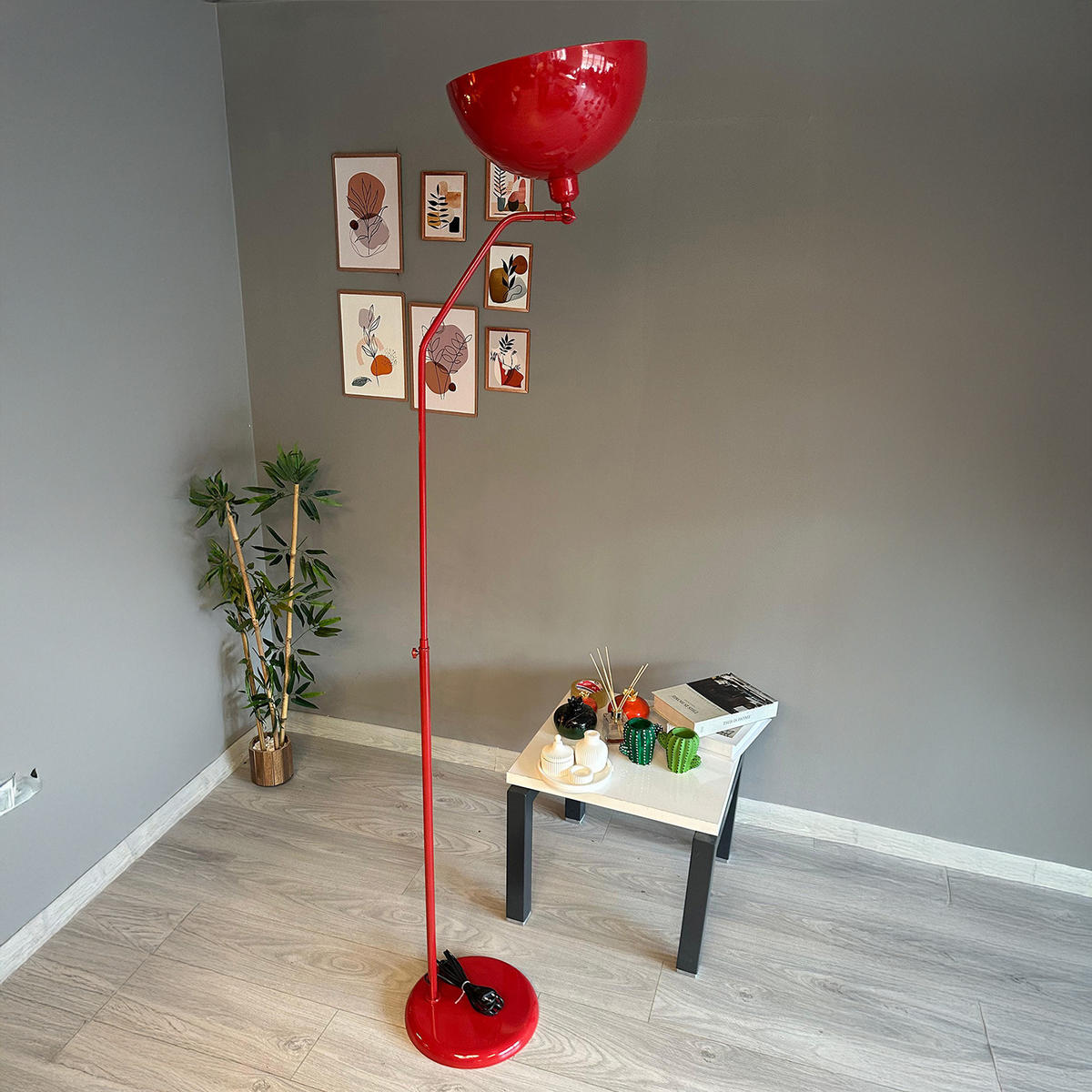 STEHLAMPE Helvik aus Metall mit E27, verstellbarer Lampenschirm - Rot, Metall (37/37/170cm) - Bamyum
