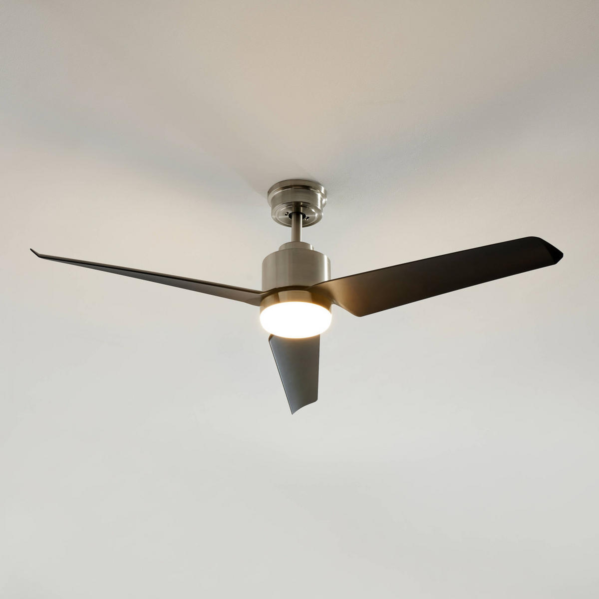 LED-DECKENVENTILATOR Altair, Schwarz und Nickel, 34.5cm - Schwarz, Glas (34/132/34.5cm) - KOSILUM