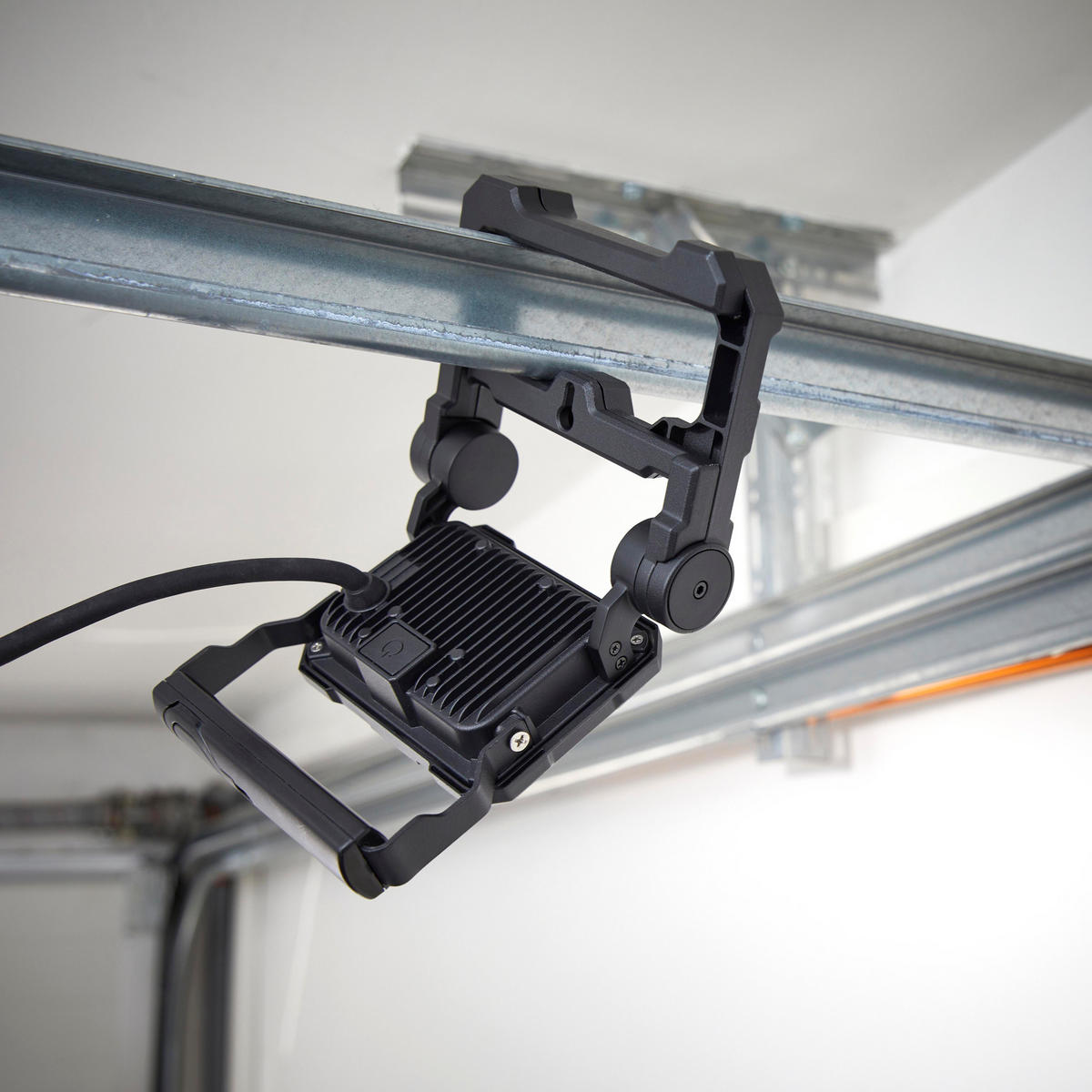 LED-ARBEITSSTRAHLER - 20W mit 2200 Lumen, IP65 spritzwassergeschützt und stabilem Standfuß, 3m Zuleitungskabel - Schwarz, Metall (6/16.4/17.7cm) - Northpoint