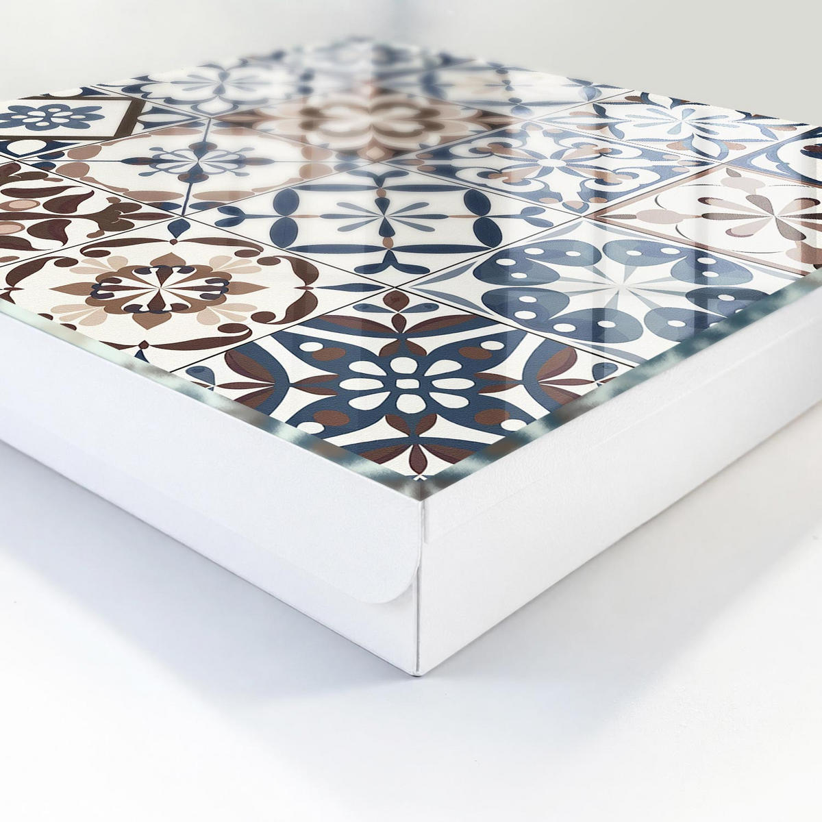 SCHLÜSSELBOX Weiß 30x30 cm – Türöffnung nach rechts - Arabeskenmosaik - Braun, Metall (30/30/5cm) - TULUP