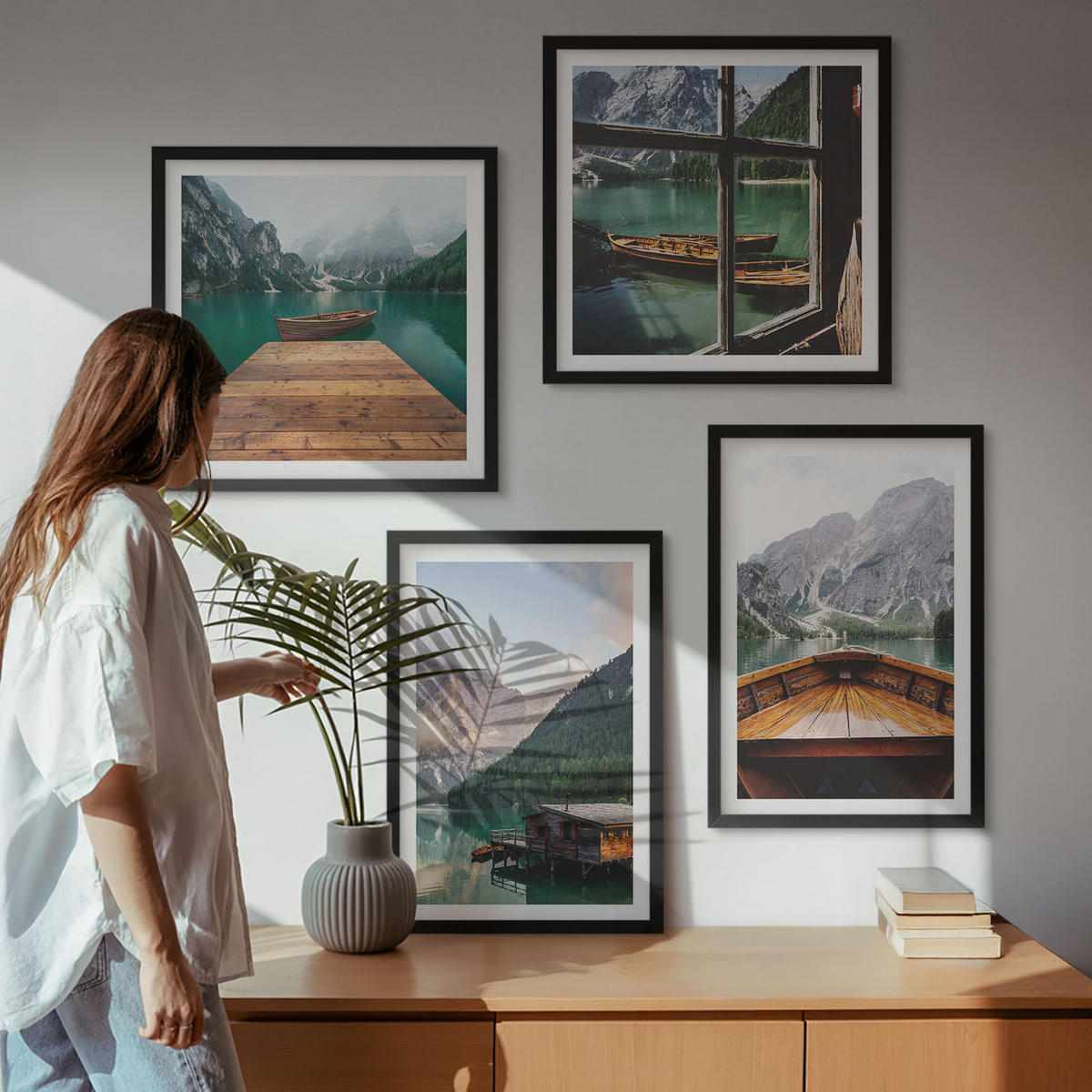BILDER SET 4er Set - 50x50 cm & 40x60 cm Schwarzer Rahmen - Berglandschaften, Ferienhäuser, Boote - Schwarz, Kunststoff (50/50cm) - TULUP
