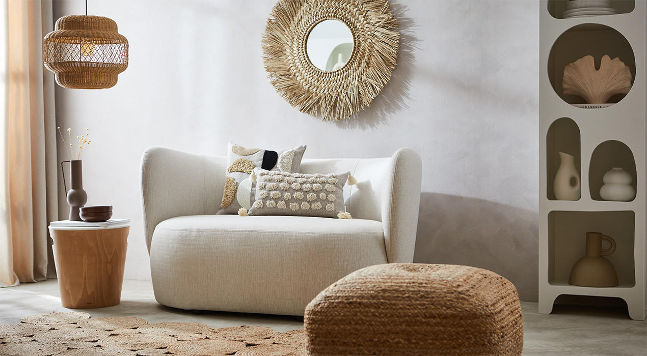 Sessel in Beige und Hocker