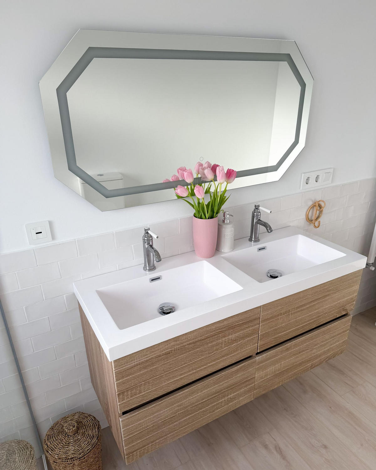 OGLINDĂ DE BAIE cu iluminare LED octogonală 120/60 cm Locmariaquer - argintiu, sticlă (120/60/4cm) - Beliani