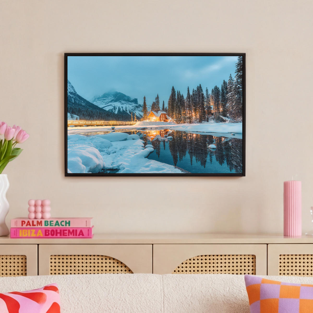 LEINWAND Bilder mit Rahmen - Winterlandschaft - Natur - Haus - Berge - Schnee - 60x40 - Hellblau, Textil (60/40cm) - MuchoWow